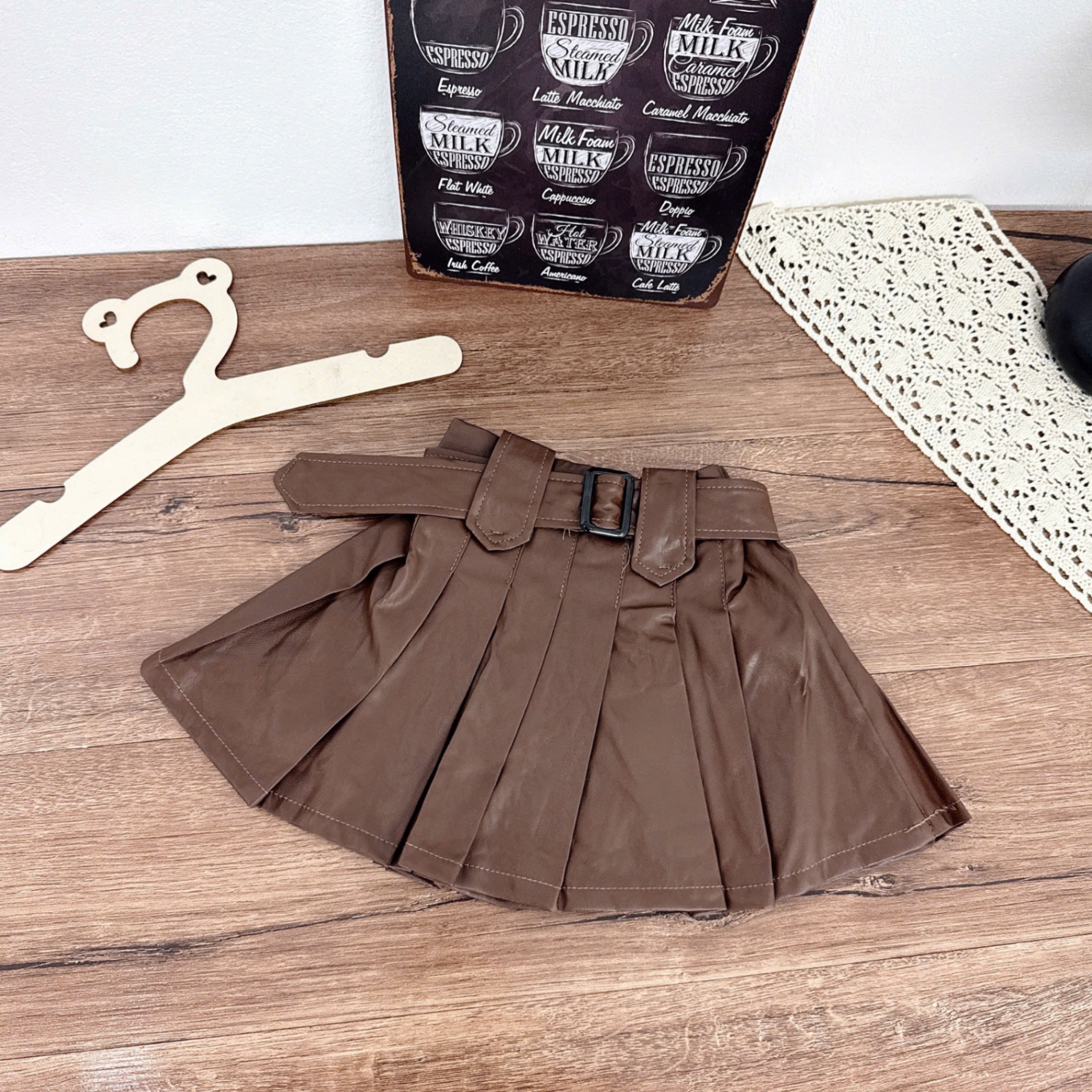 Chân váy da xếp ly kèm đai cho bé