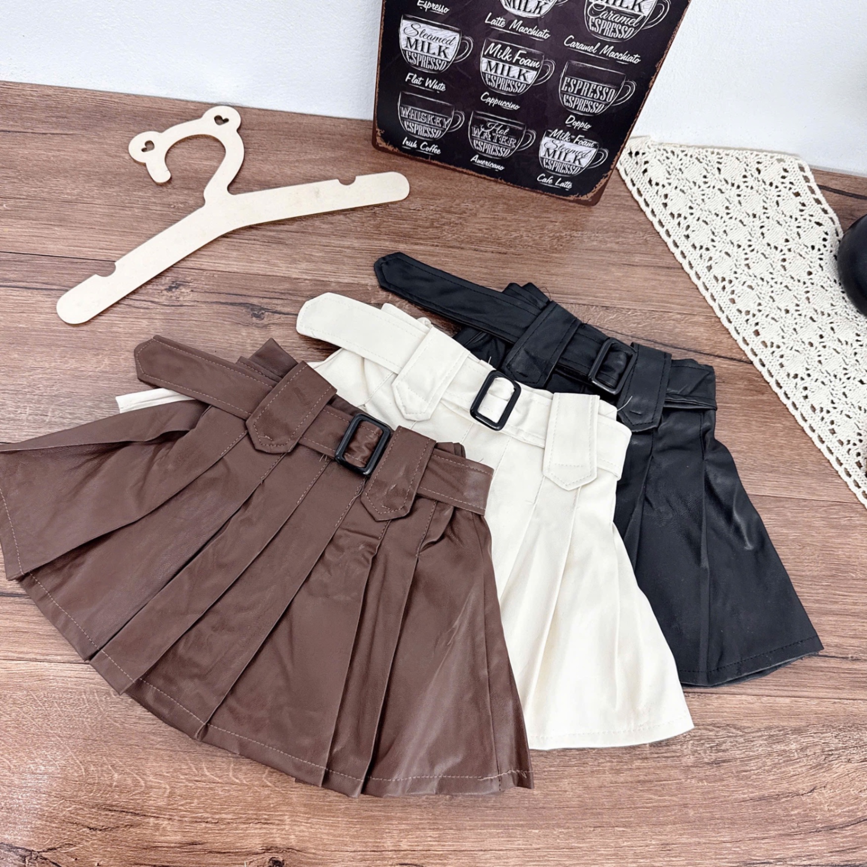 Chân váy da xếp ly kèm đai cho bé