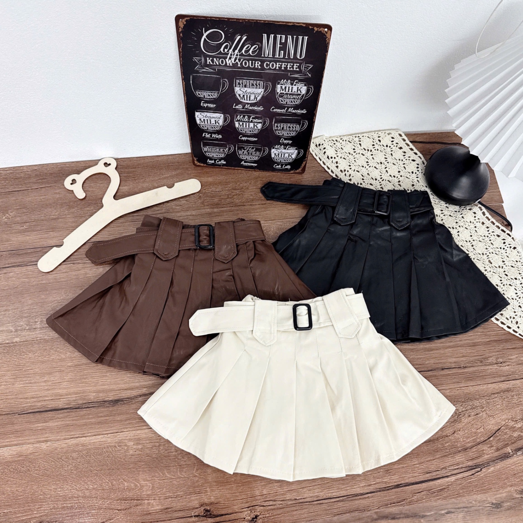 Chân váy da xếp ly kèm đai cho bé