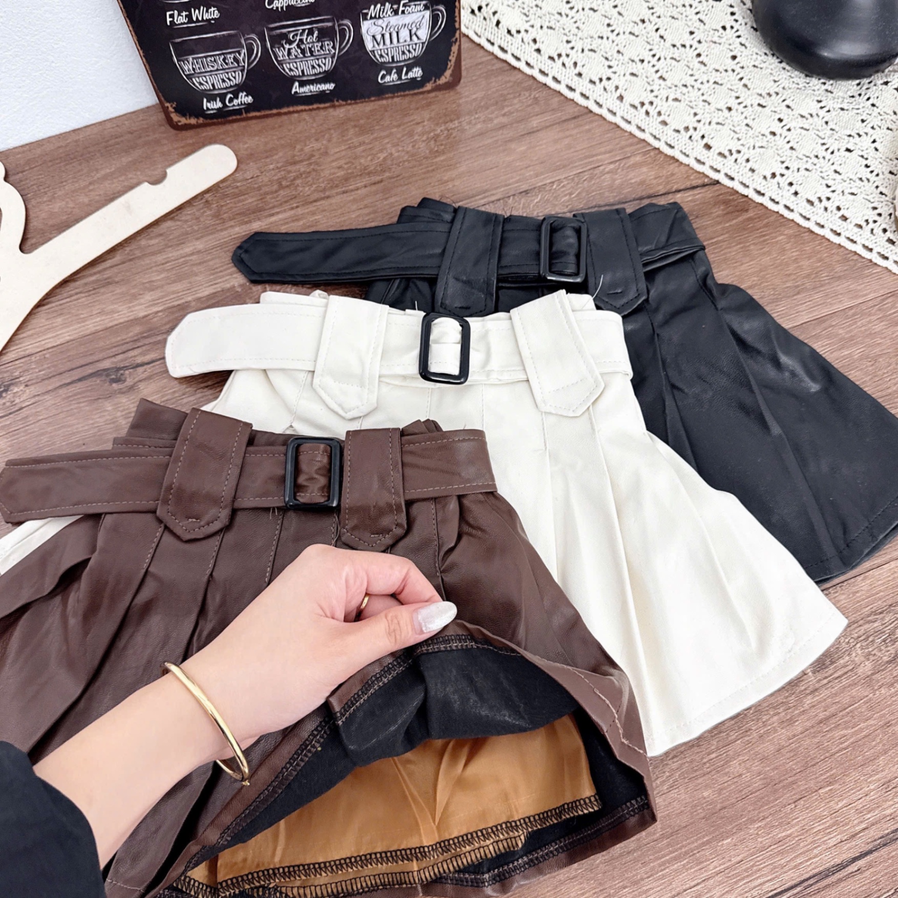 Chân váy da xếp ly kèm đai cho bé