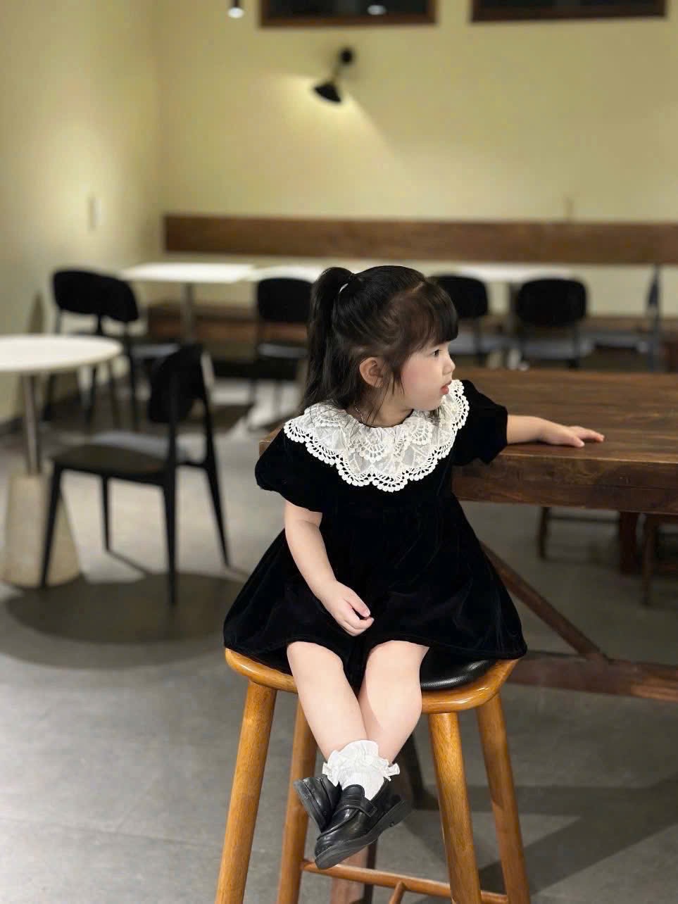 Sét váy nhung babydoll cổ ren bé gái