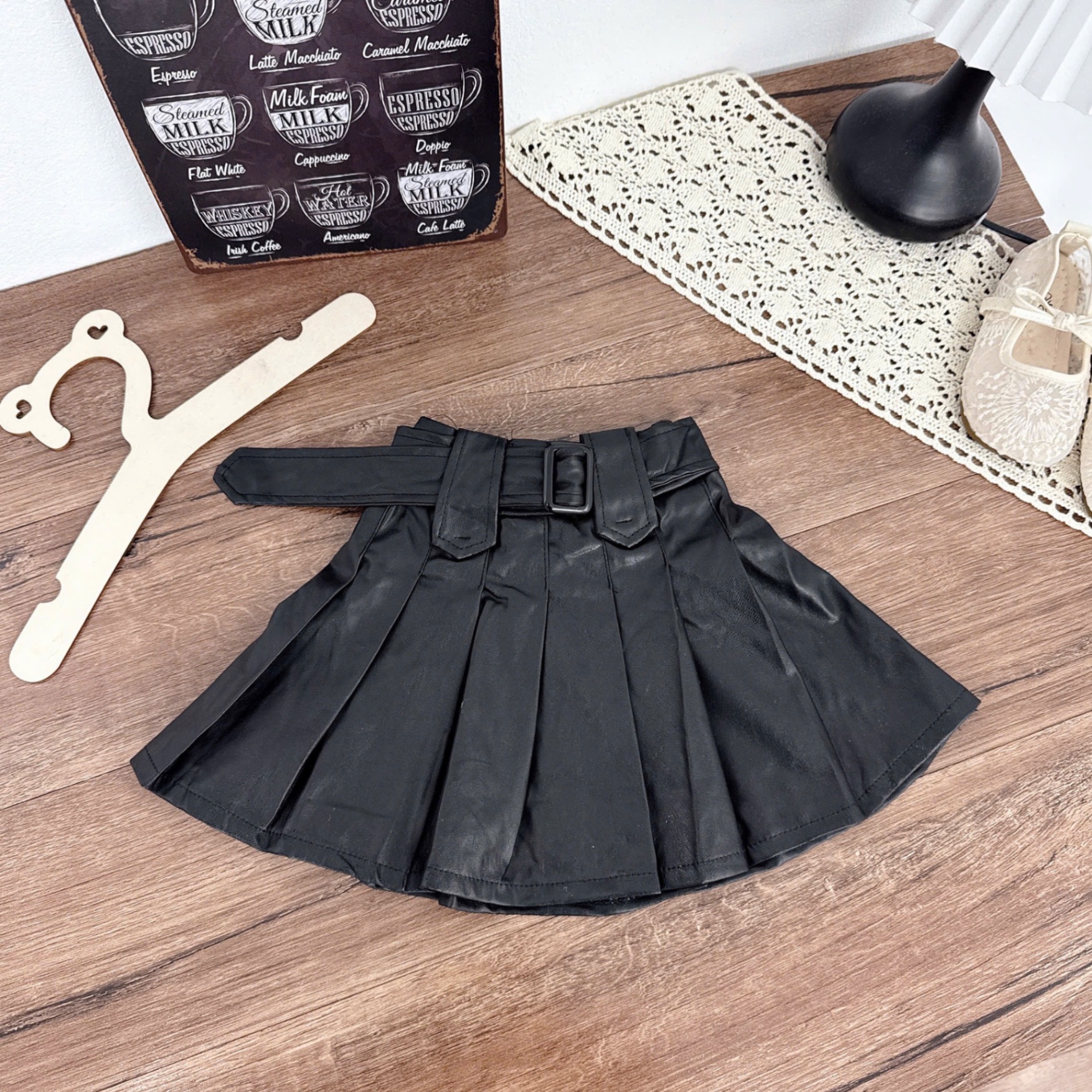 Chân váy da xếp ly kèm đai cho bé