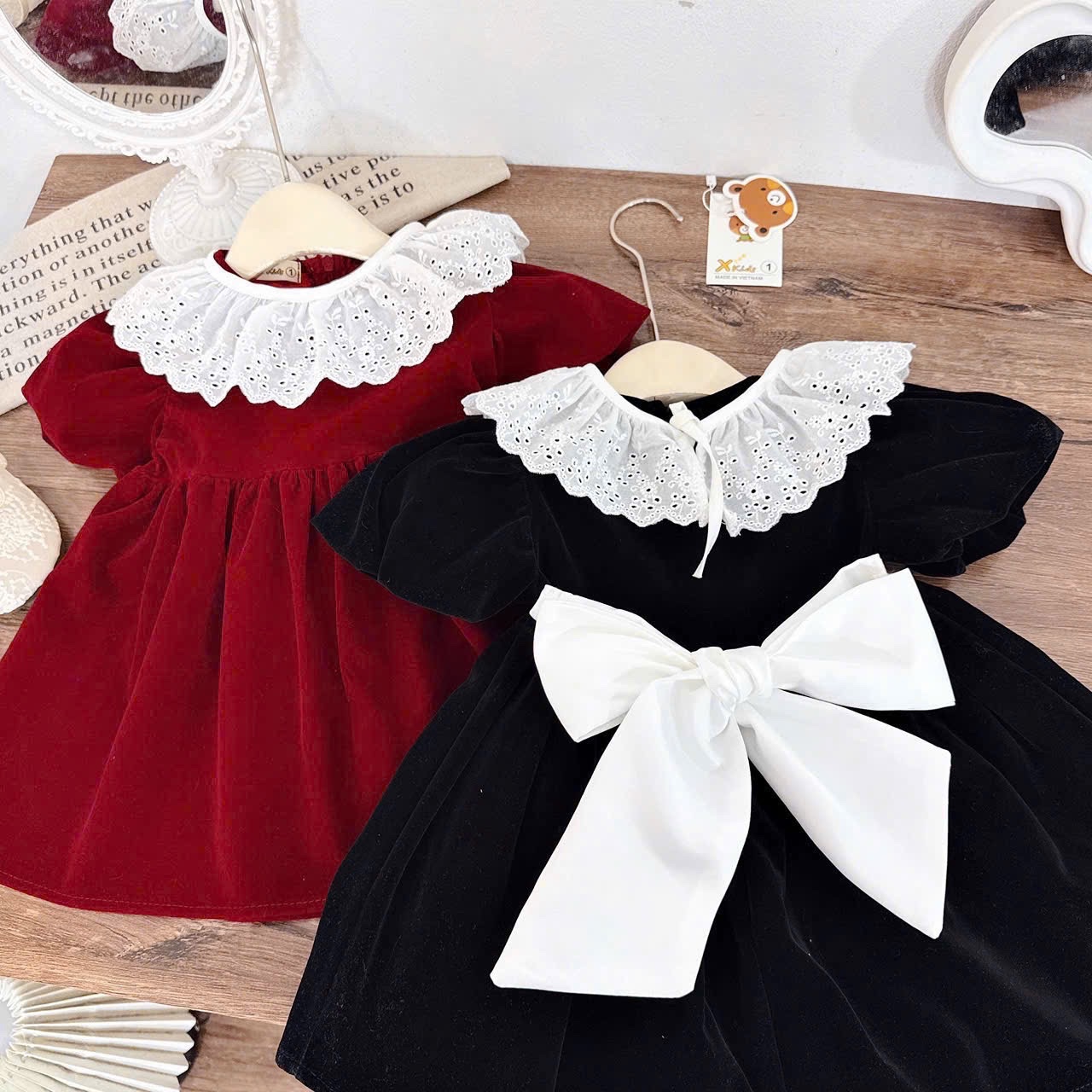 Sét váy nhung babydoll cổ ren bé gái