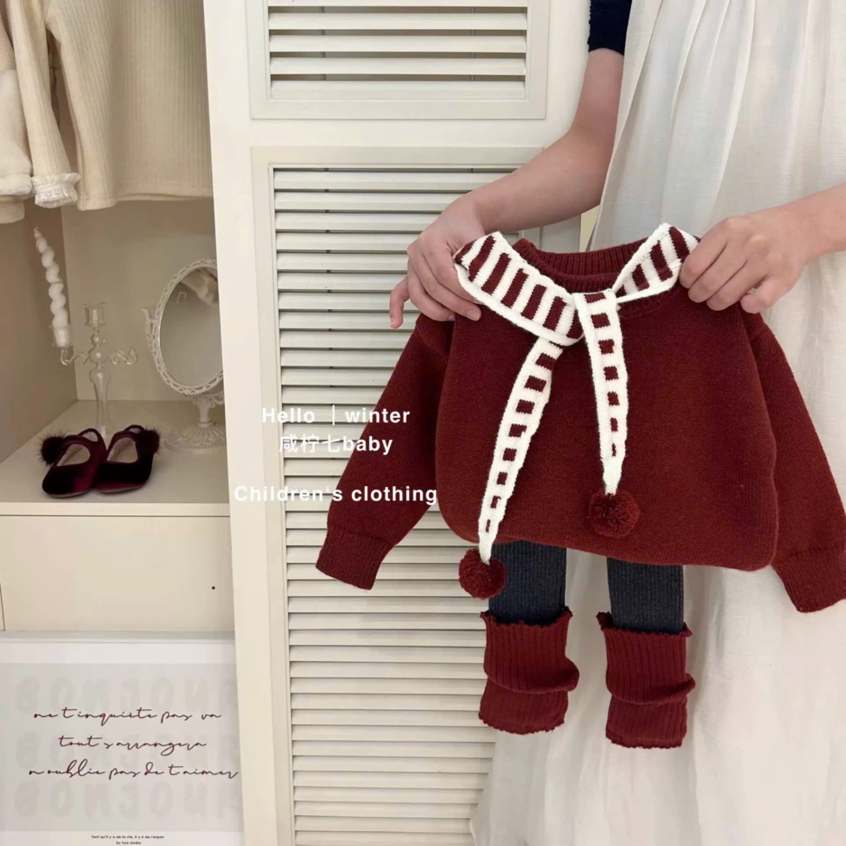 Sét áo nỉ đỏ kèm khăn kẻ quần legging bé gái