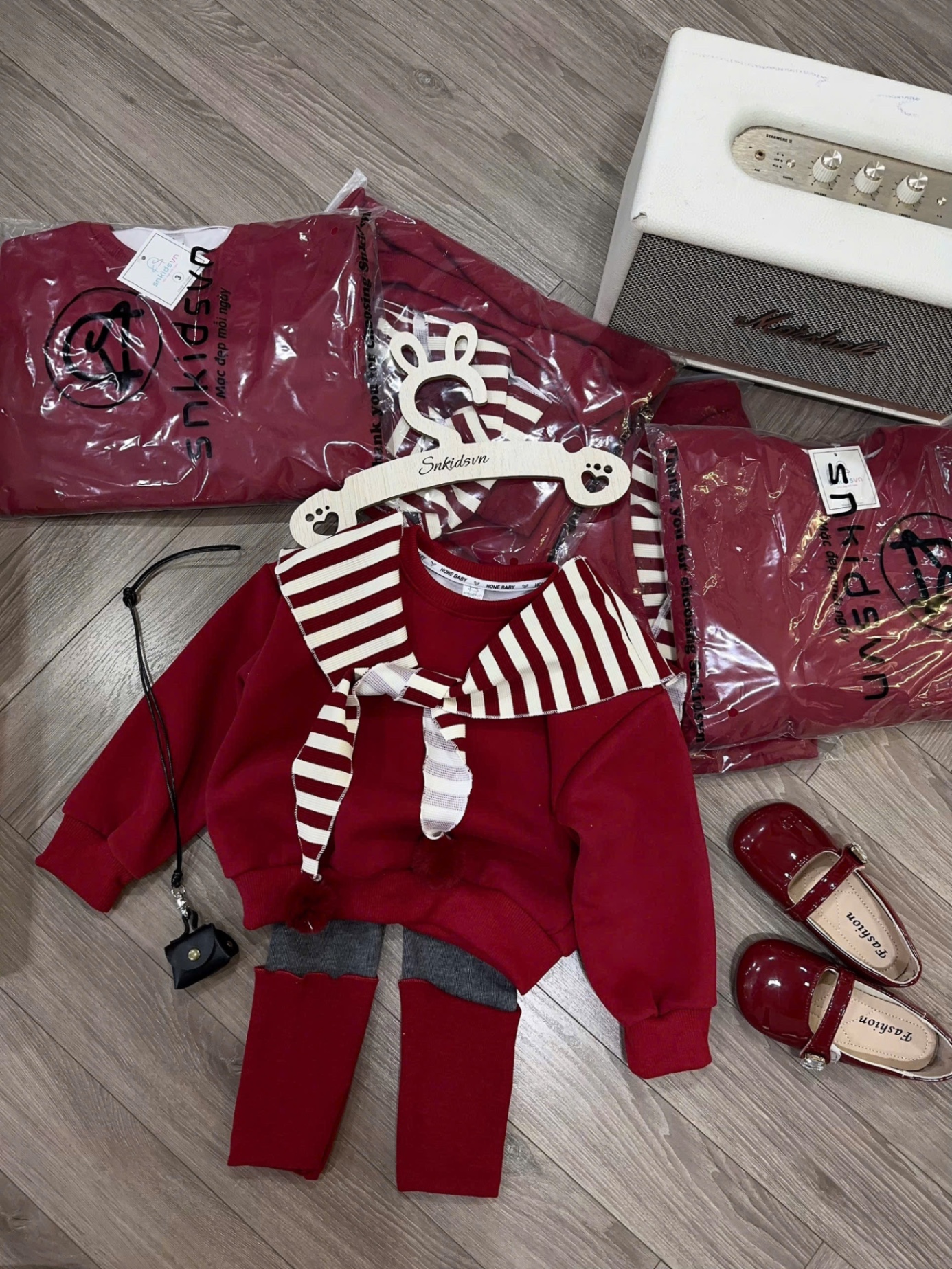 Sét áo nỉ đỏ kèm khăn kẻ quần legging bé gái