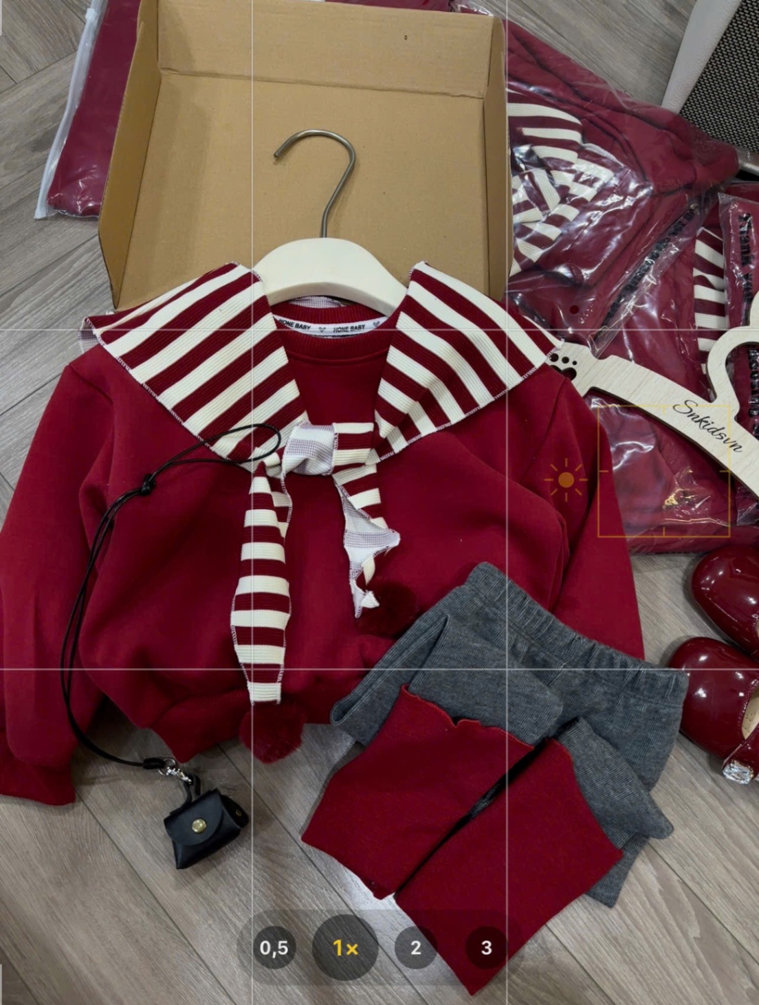 Sét áo nỉ đỏ kèm khăn kẻ quần legging bé gái