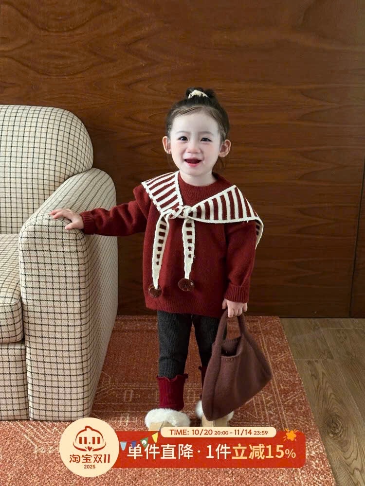 Sét áo nỉ đỏ kèm khăn kẻ quần legging bé gái