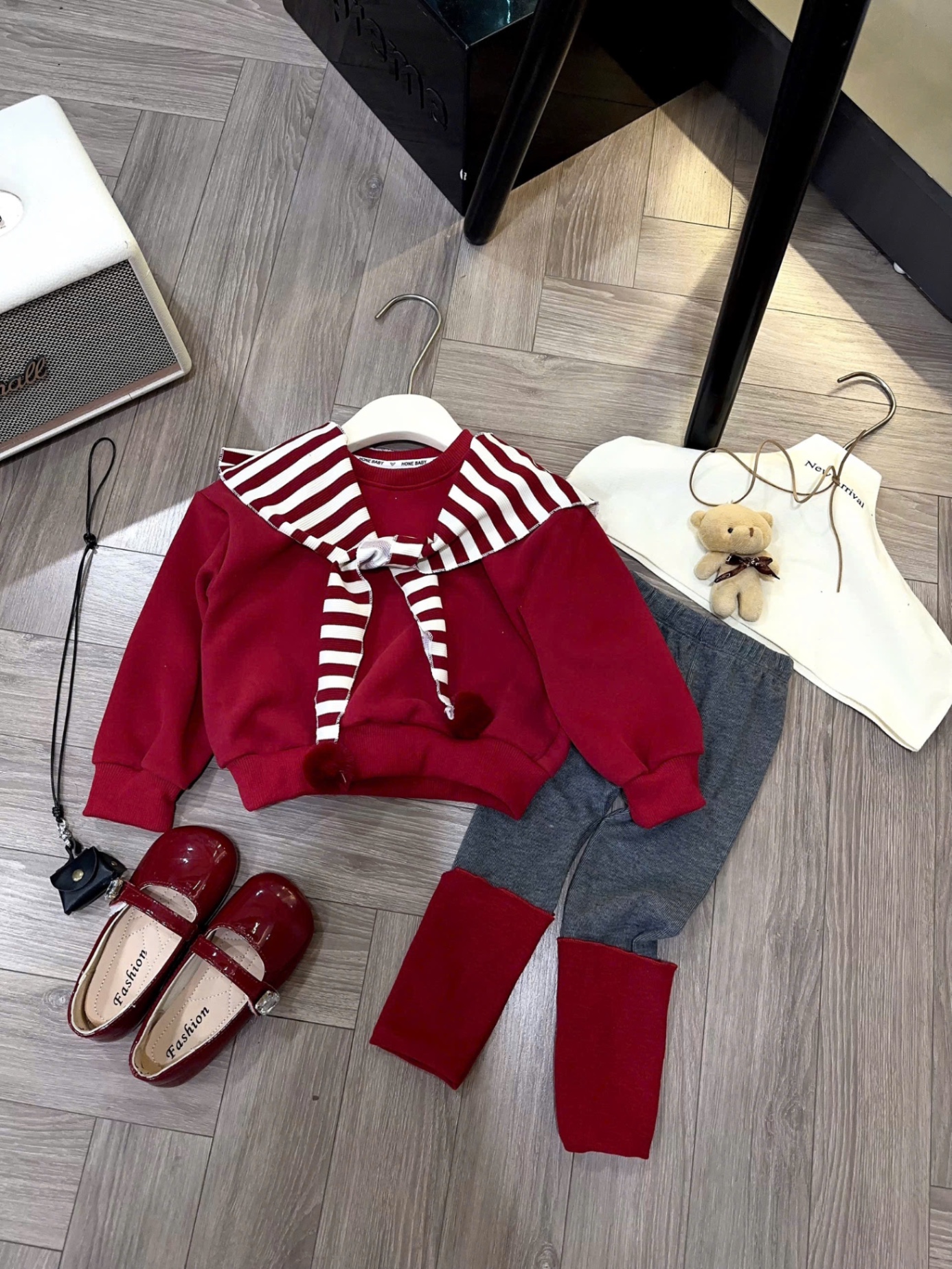 Sét áo nỉ đỏ kèm khăn kẻ quần legging bé gái
