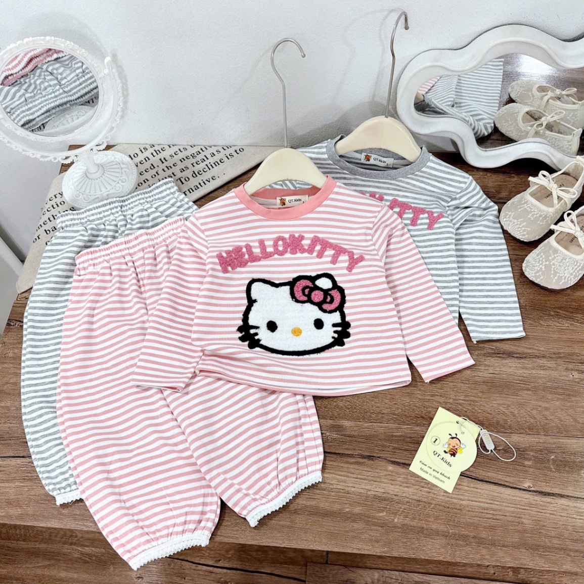 ￼sét bộ zip kẻ mặt kitty đắp hình bé gái