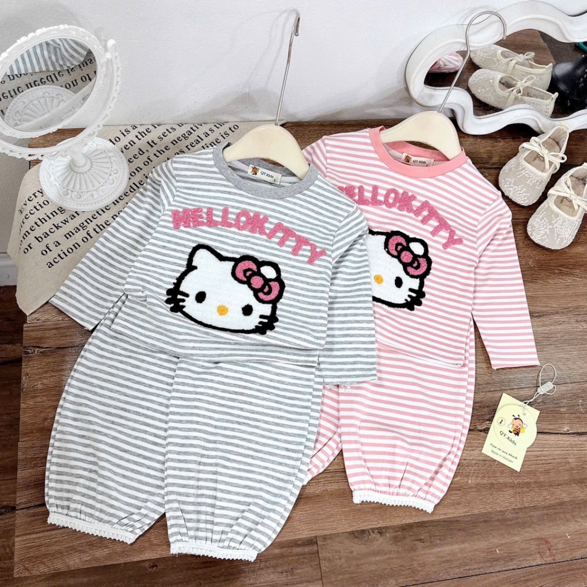 ￼sét bộ zip kẻ mặt kitty đắp hình bé gái