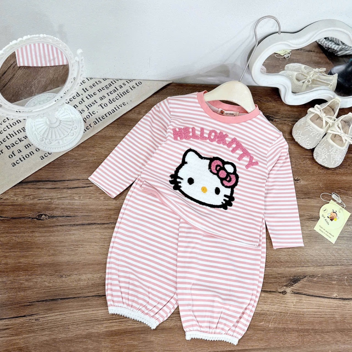 ￼sét bộ zip kẻ mặt kitty đắp hình bé gái