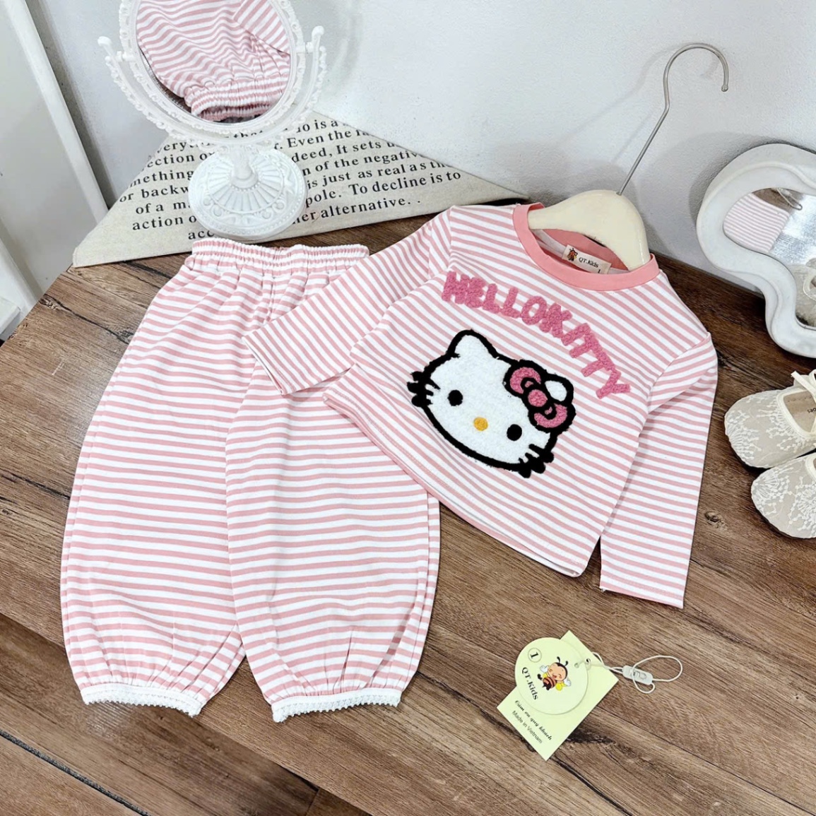 ￼sét bộ zip kẻ mặt kitty đắp hình bé gái