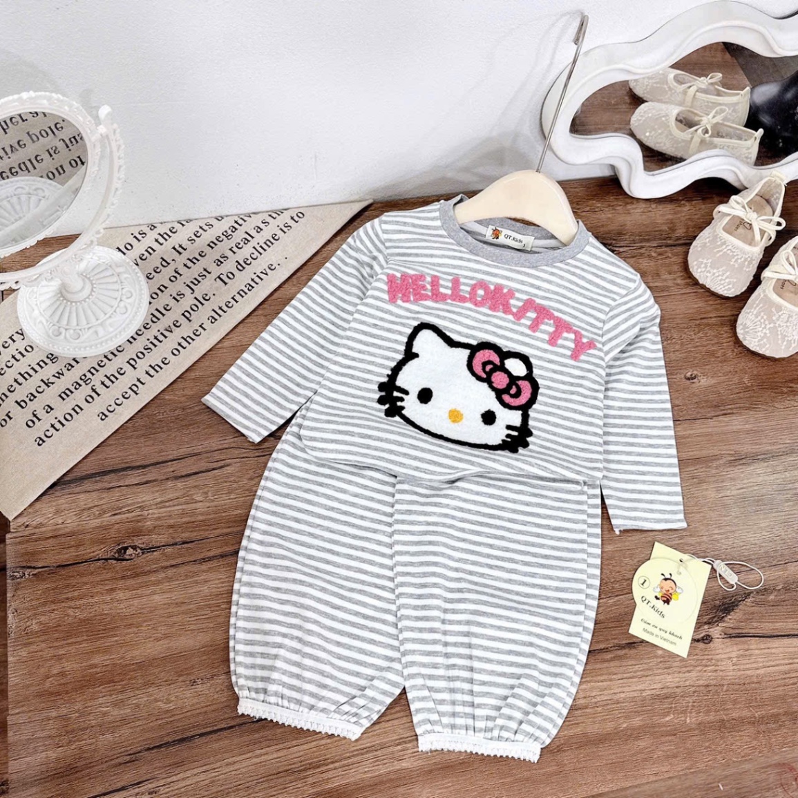 ￼sét bộ zip kẻ mặt kitty đắp hình bé gái