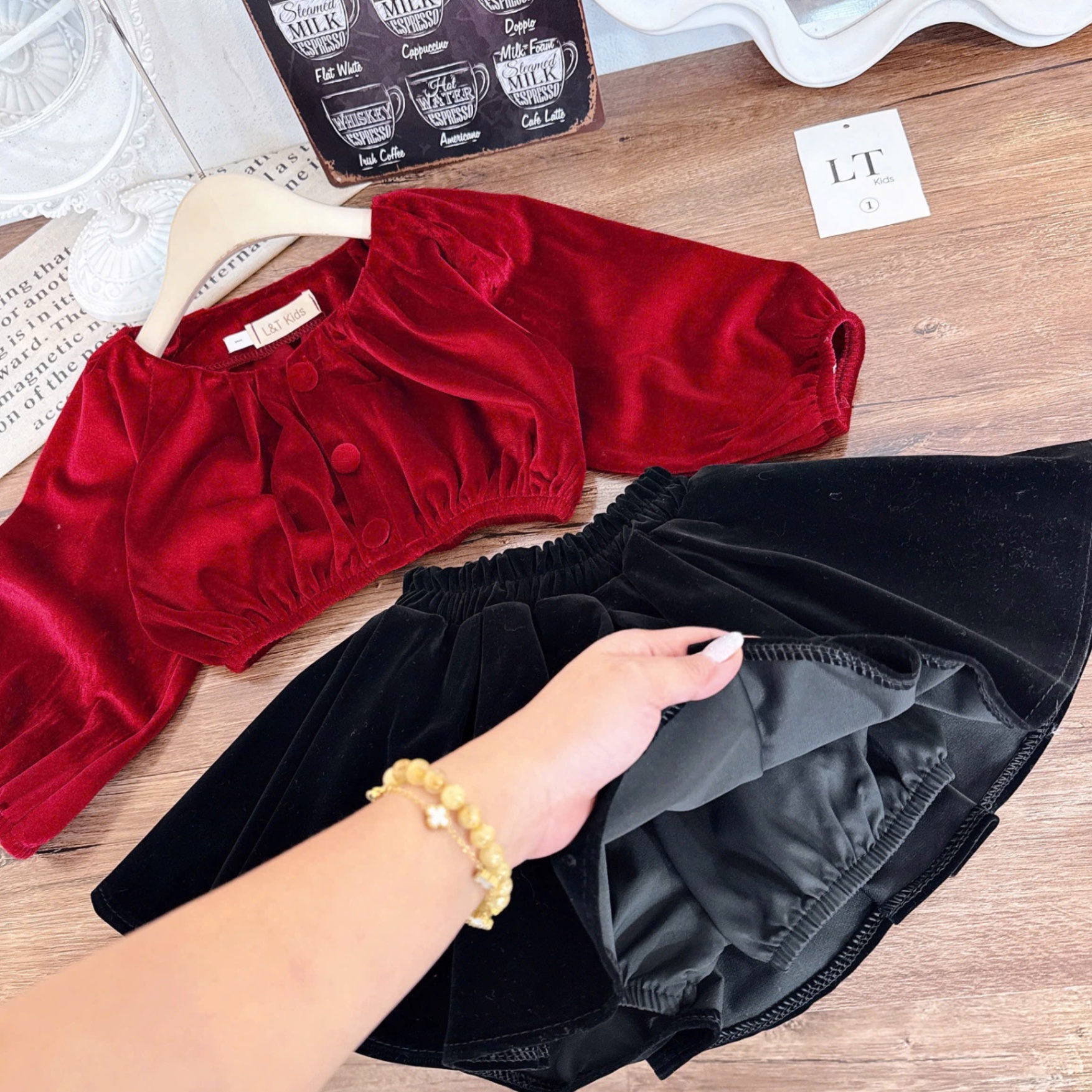 Sét áo croptop nhung đỏ cv bé gái