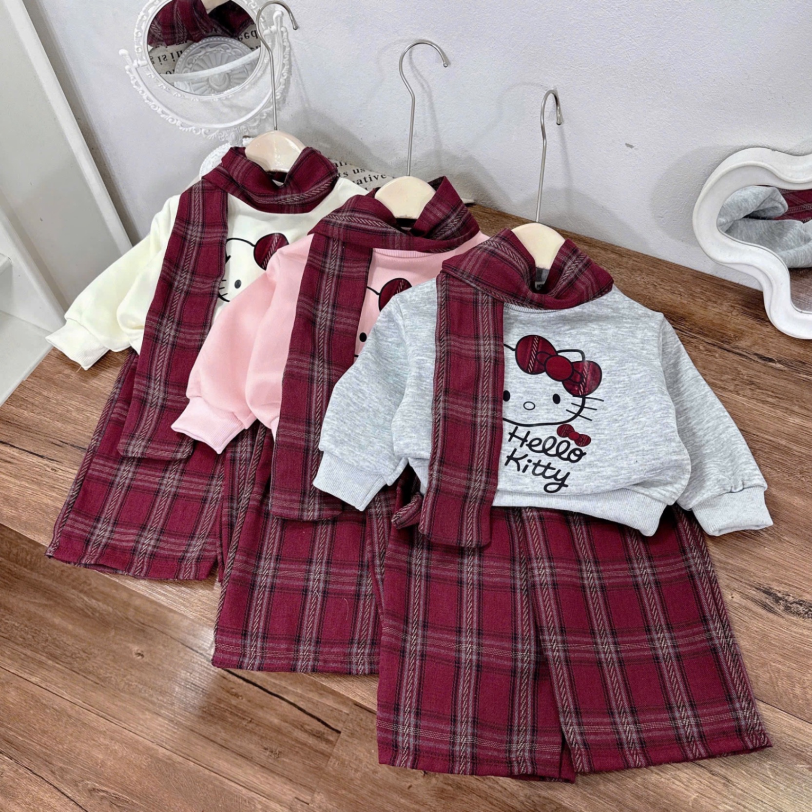 Sét bộ áo nỉ kitty kèm khăn quần kẻ xuông bé gái
