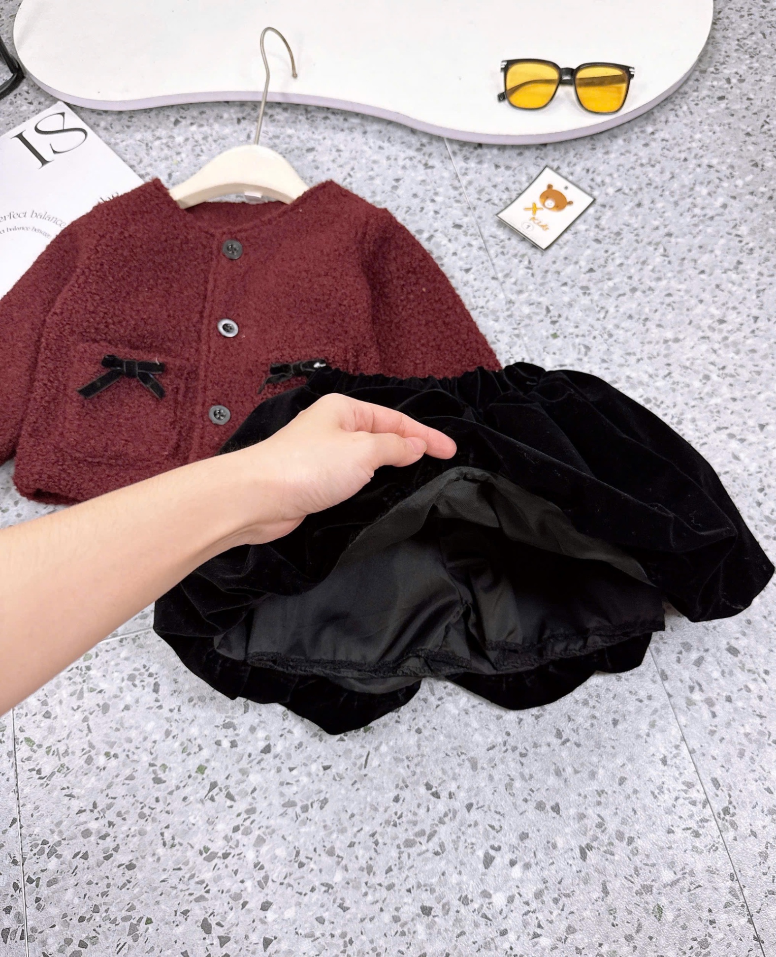 Sét áo lông đỏ quần nhung bồng đen bé gái