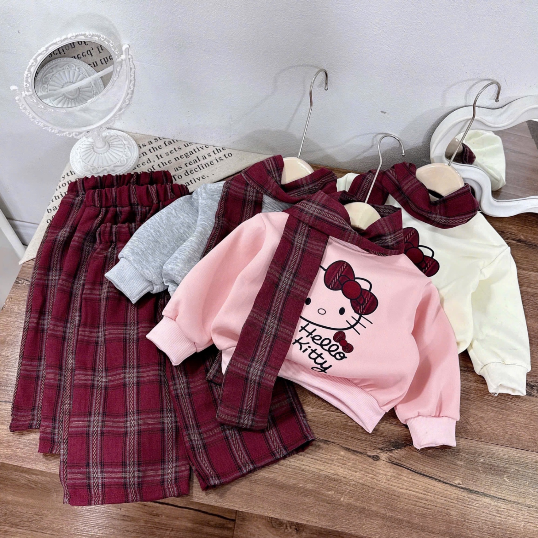 Sét bộ áo nỉ kitty kèm khăn quần kẻ xuông bé gái