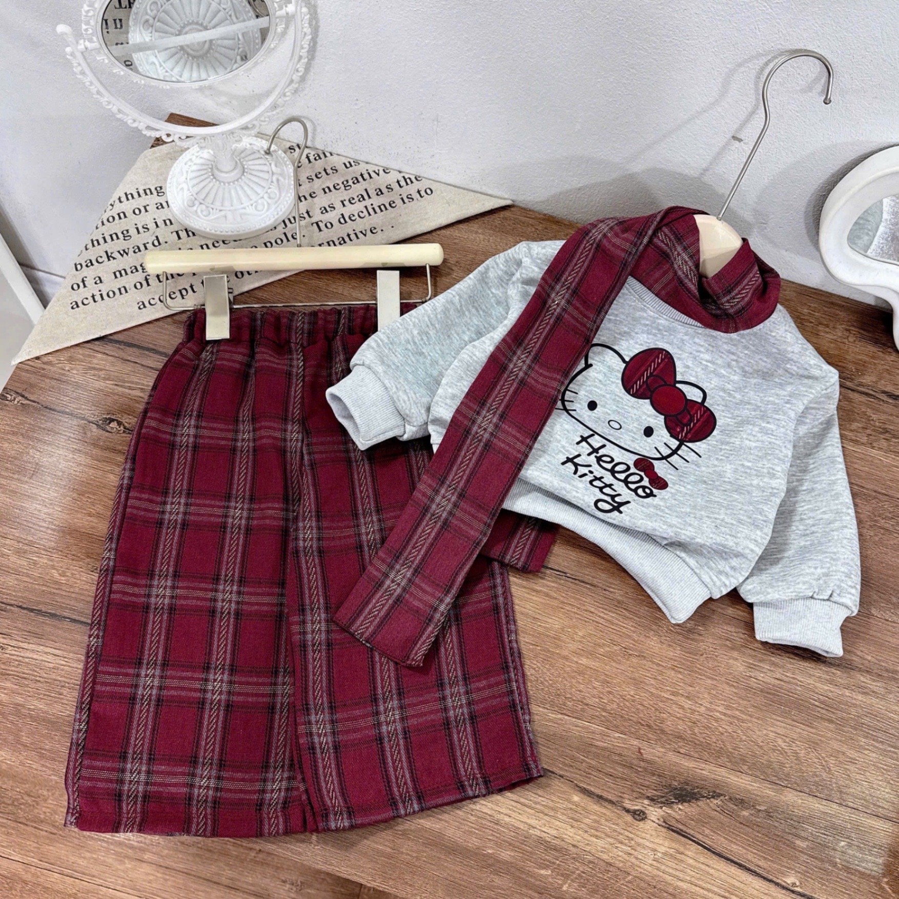 Sét bộ áo nỉ kitty kèm khăn quần kẻ xuông bé gái