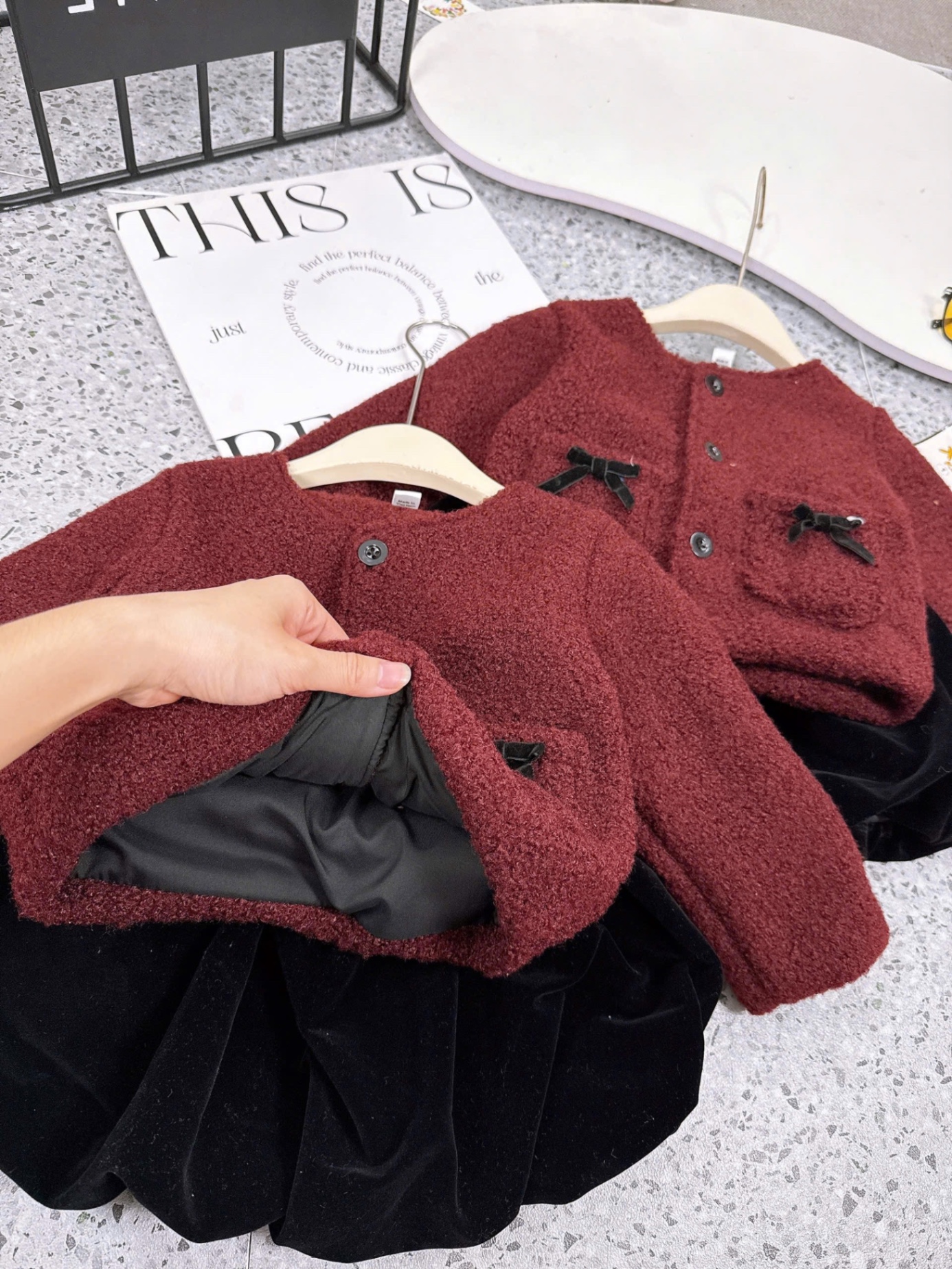 Sét áo lông đỏ quần nhung bồng đen bé gái