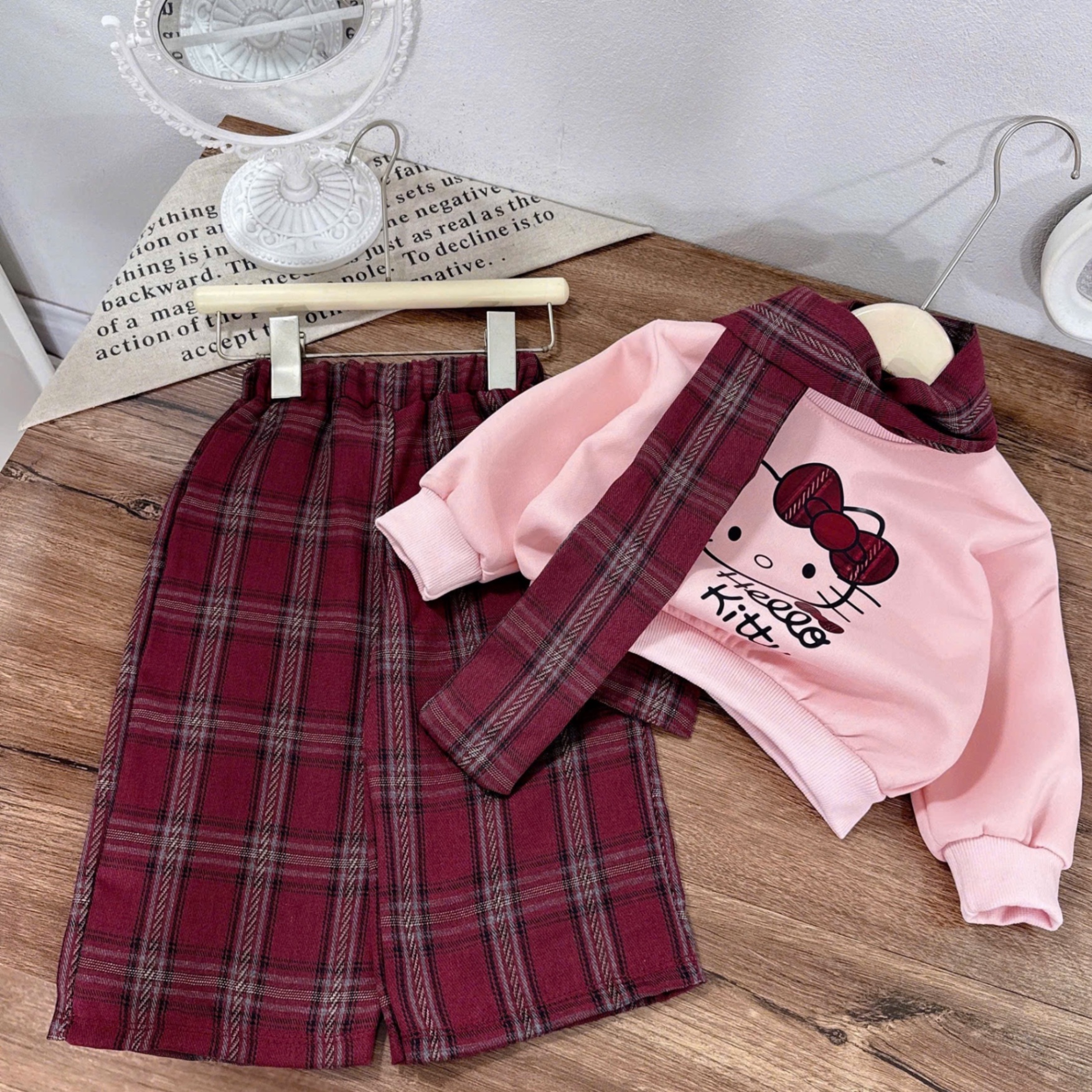 Sét bộ áo nỉ kitty kèm khăn quần kẻ xuông bé gái