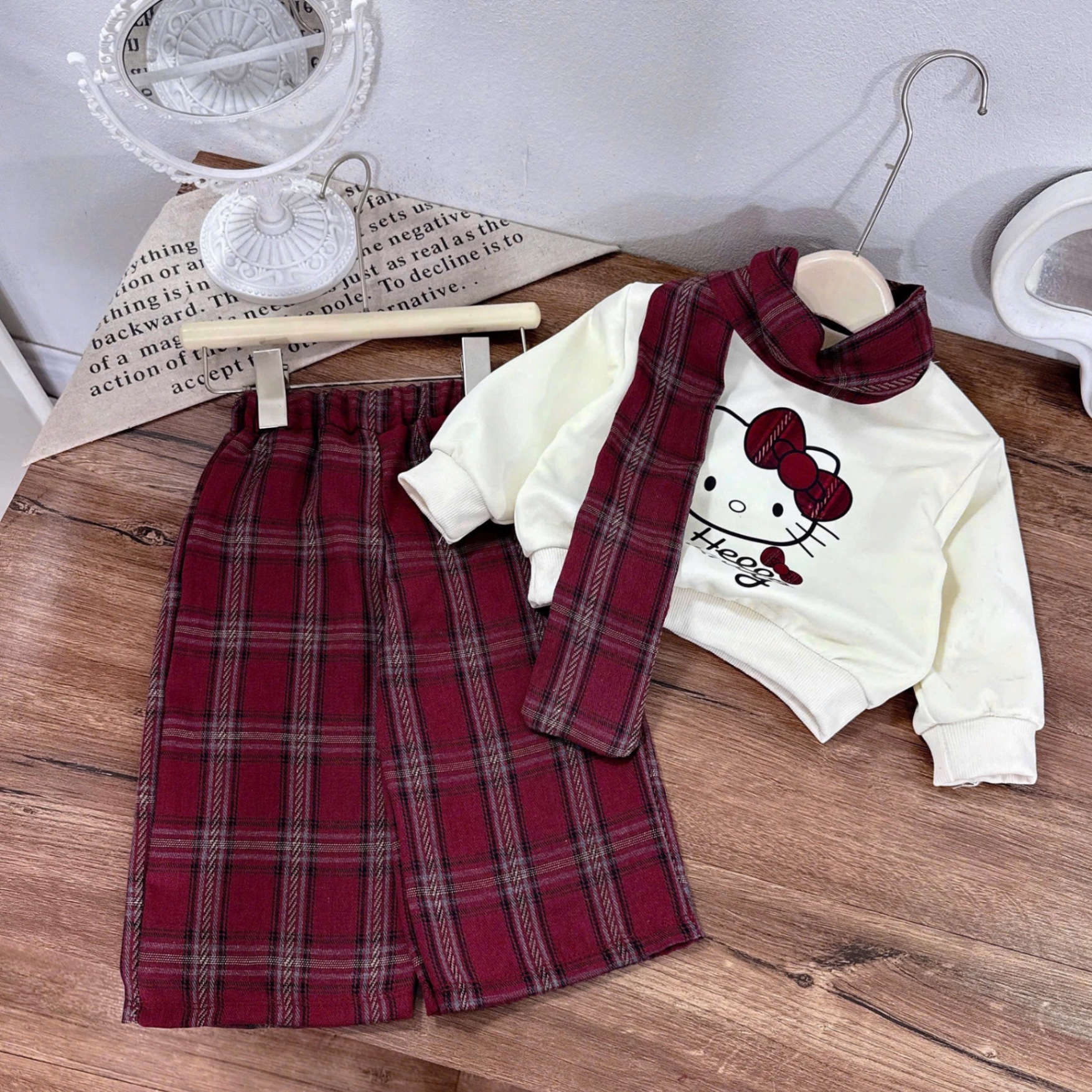 Sét bộ áo nỉ kitty kèm khăn quần kẻ xuông bé gái