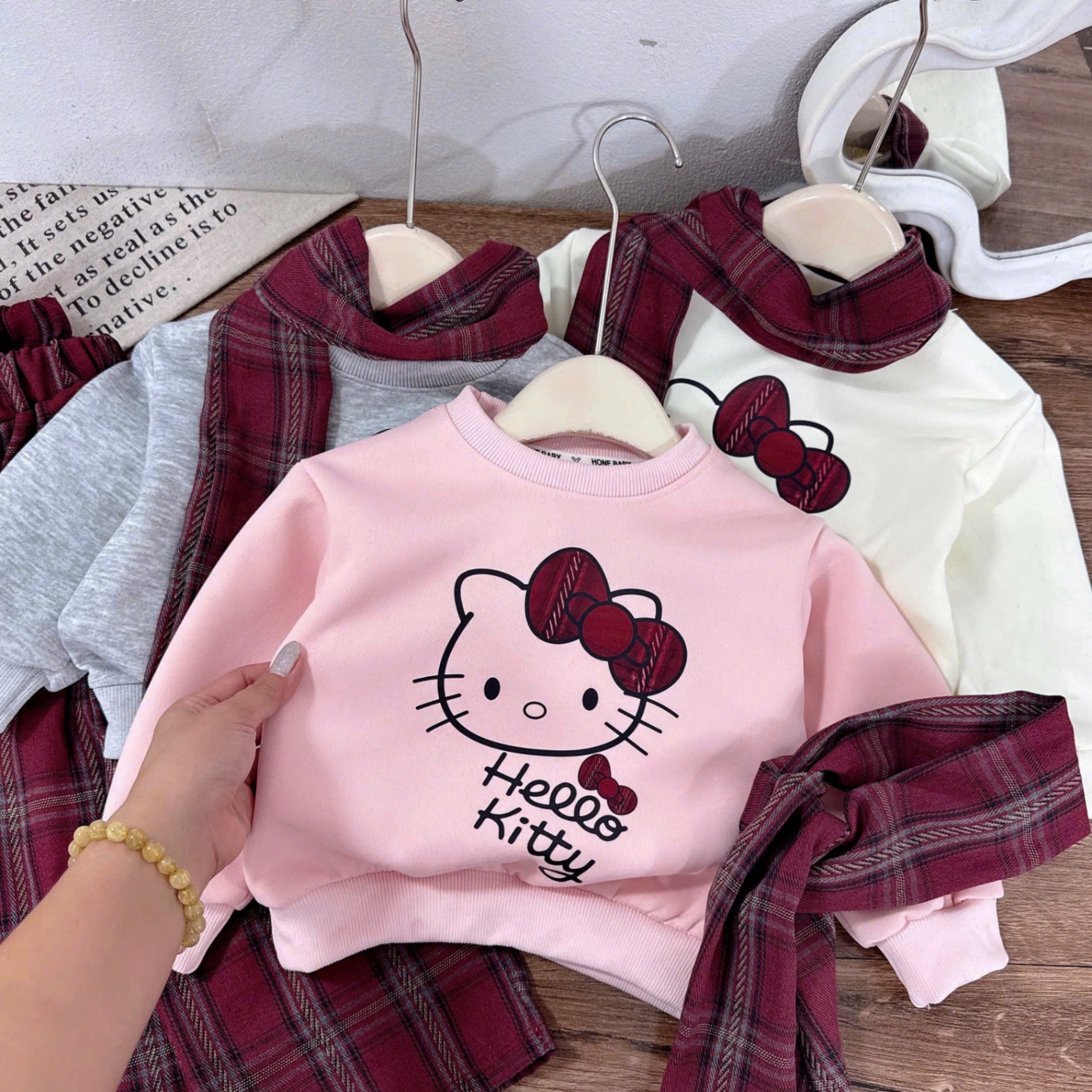 Sét bộ áo nỉ kitty kèm khăn quần kẻ xuông bé gái