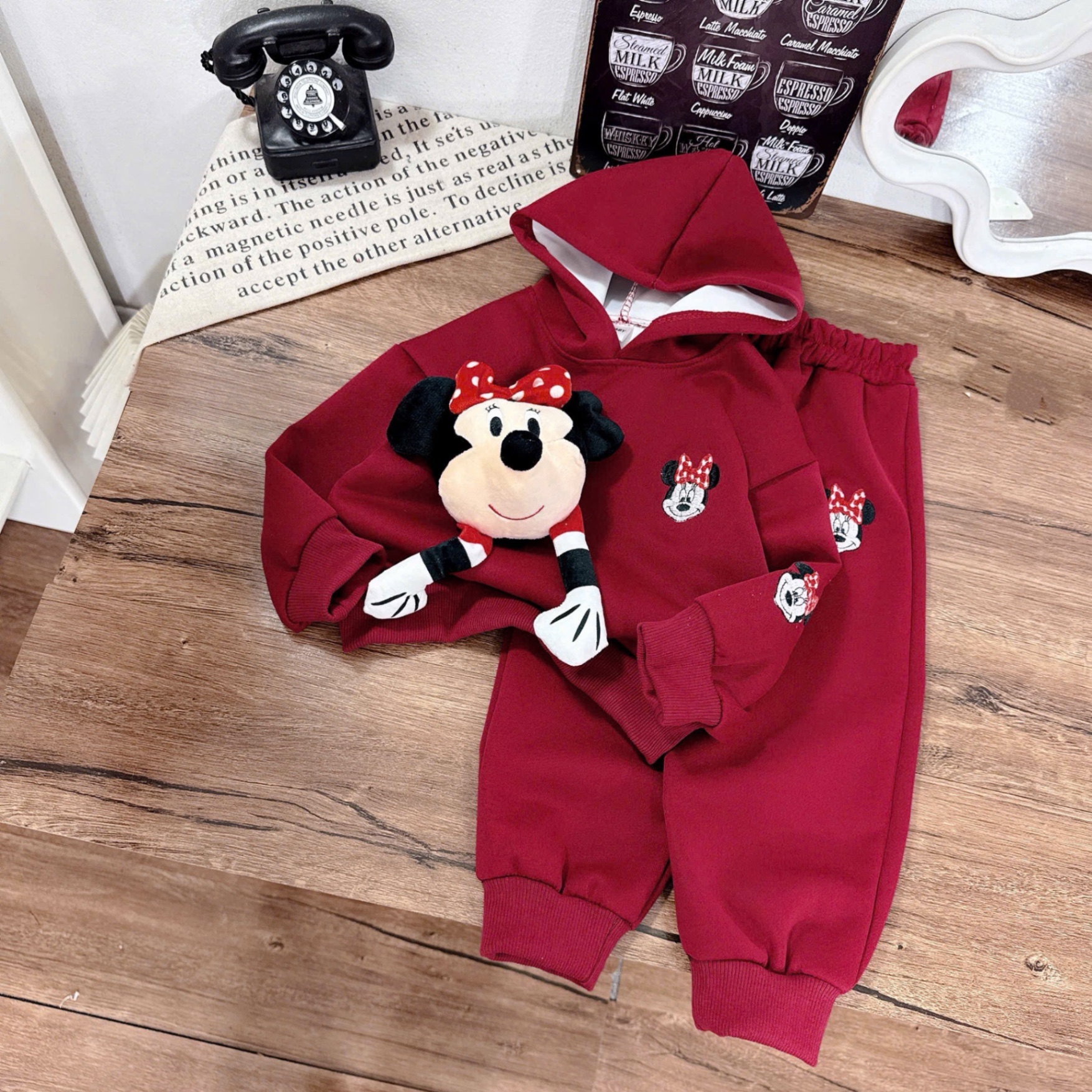 Sét nỉ đỏ hình thêu kèm micky cài rời cho bé