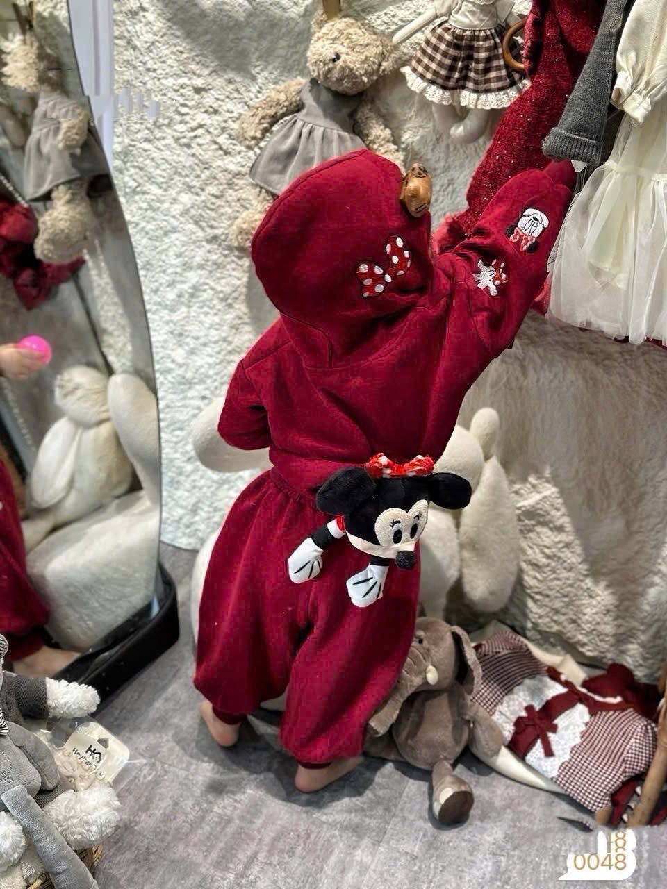 Sét nỉ đỏ hình thêu kèm micky cài rời cho bé