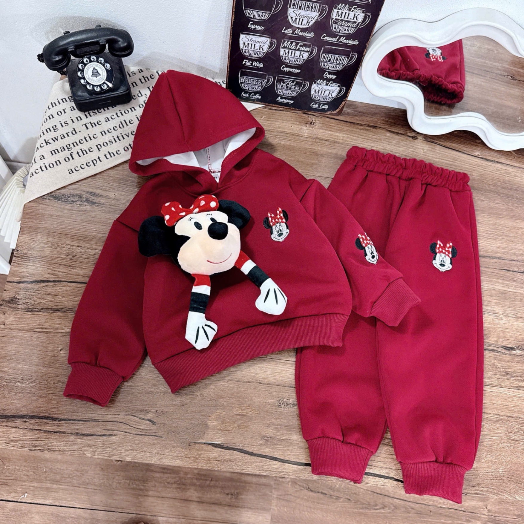 Sét nỉ đỏ hình thêu kèm micky cài rời cho bé