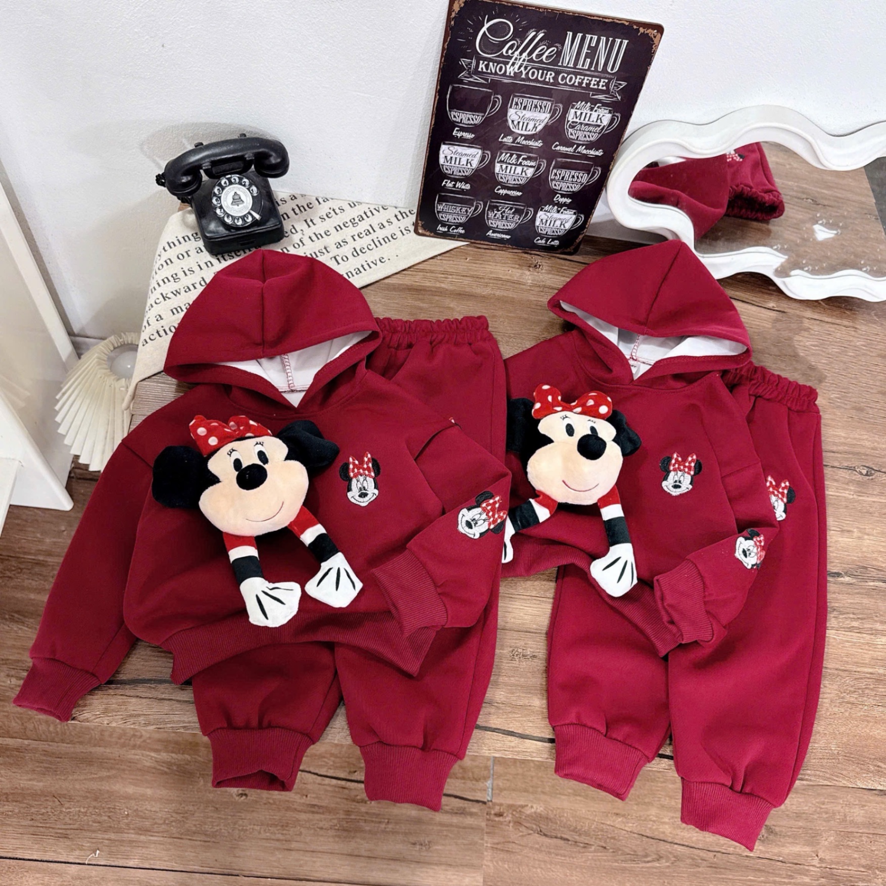 Sét nỉ đỏ hình thêu kèm micky cài rời cho bé