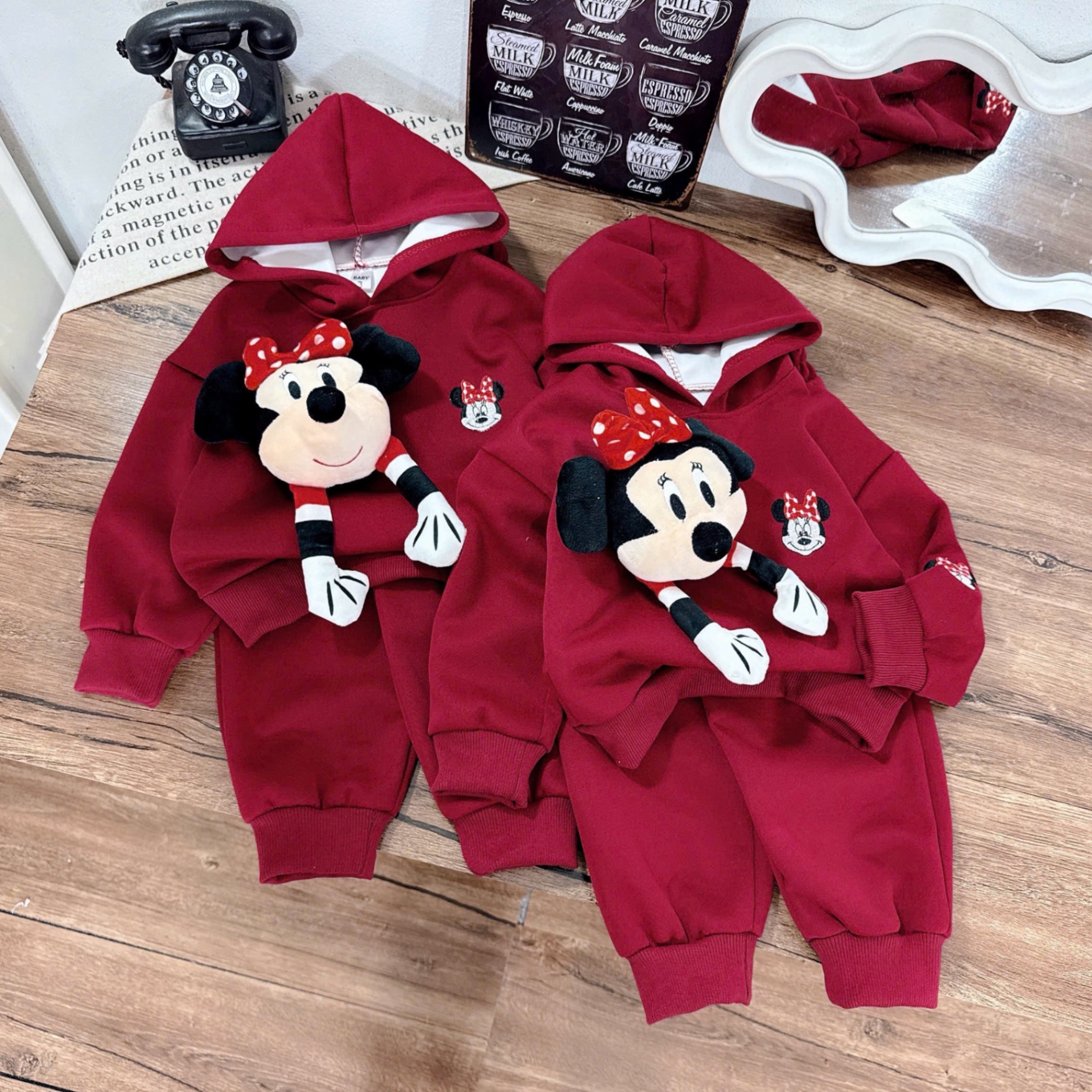 Sét nỉ đỏ hình thêu kèm micky cài rời cho bé