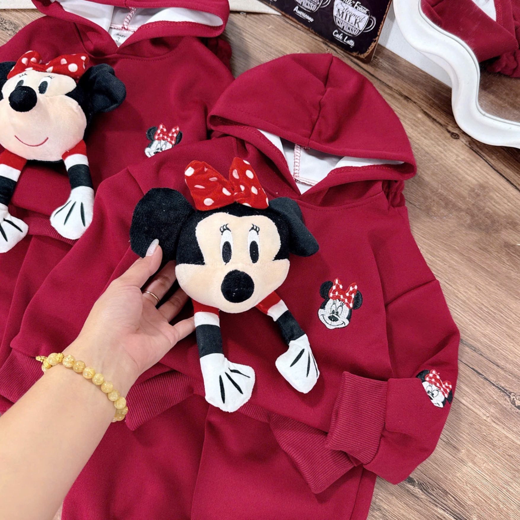 Sét nỉ đỏ hình thêu kèm micky cài rời cho bé