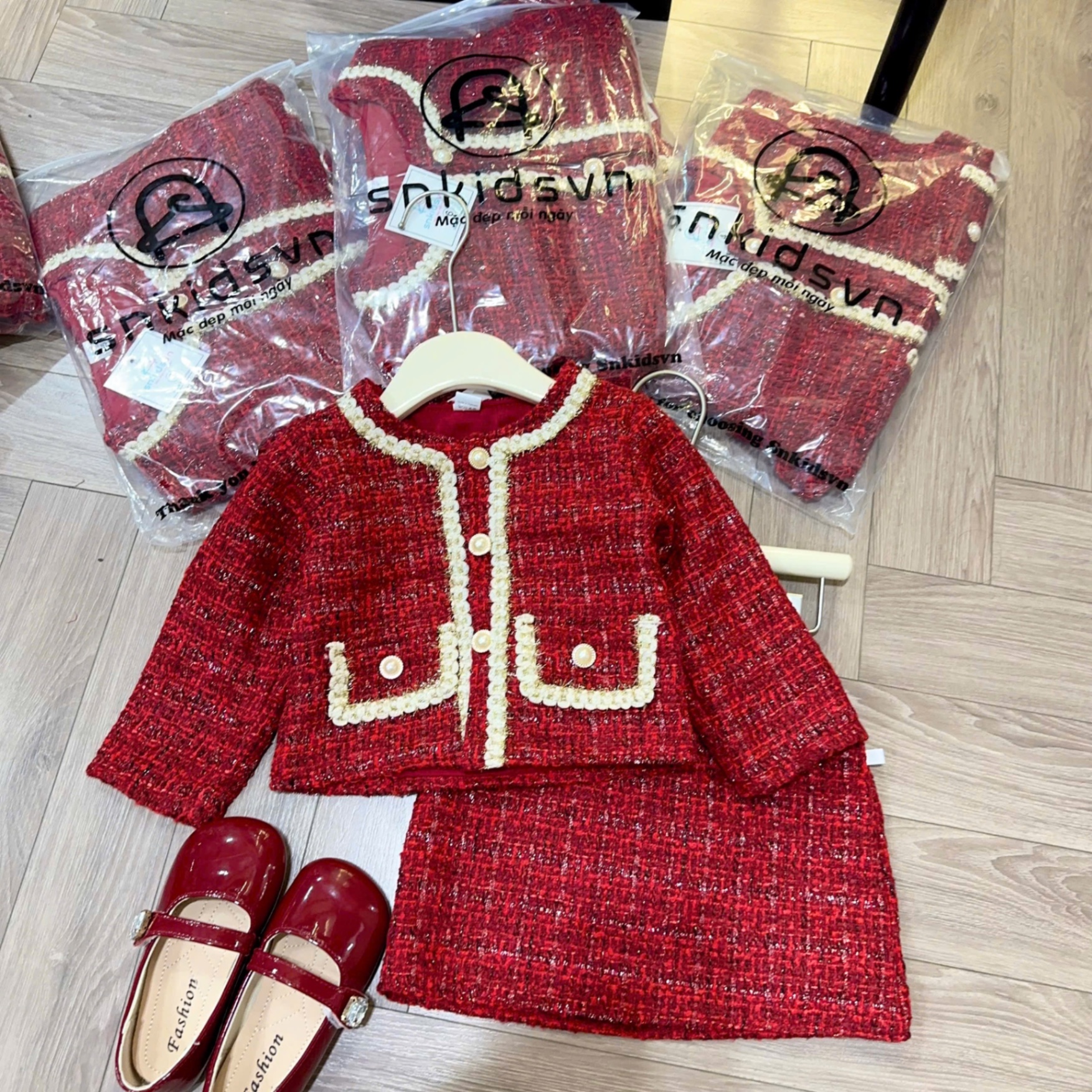Sét váy dạ đỏ viền kem cúc ngọc bé gái