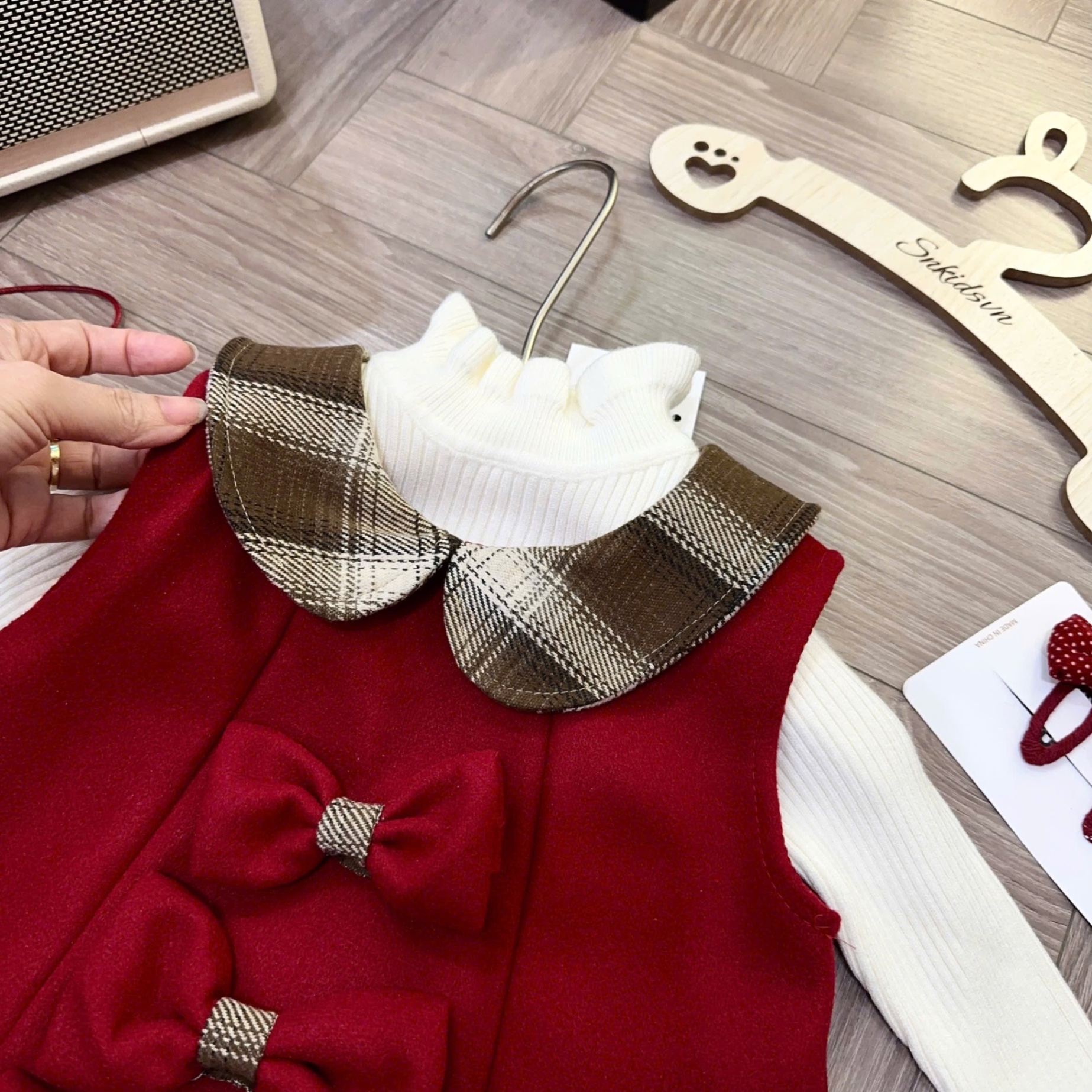 Váy dạ đỏ 3 nơ cổ tròn bé gái