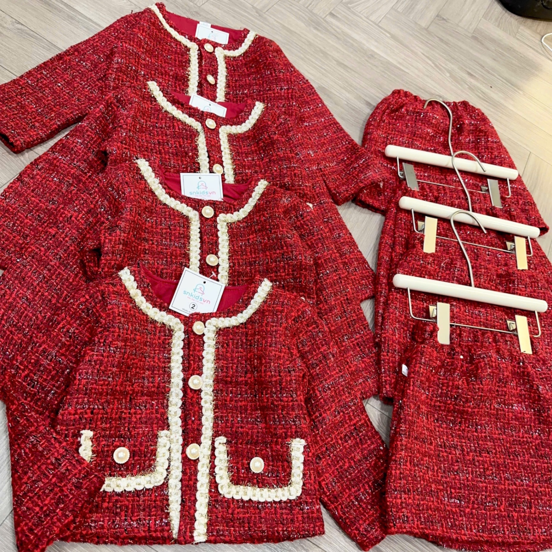 Sét váy dạ đỏ viền kem cúc ngọc bé gái