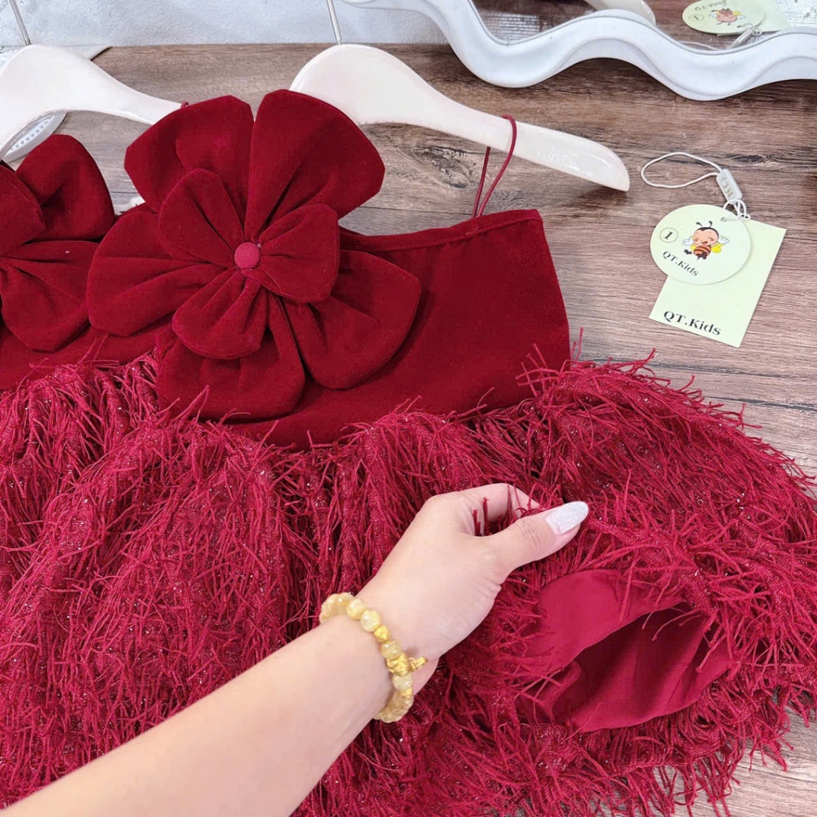 Sét váy nhung đỏ hoa to phối thân lông bé gái