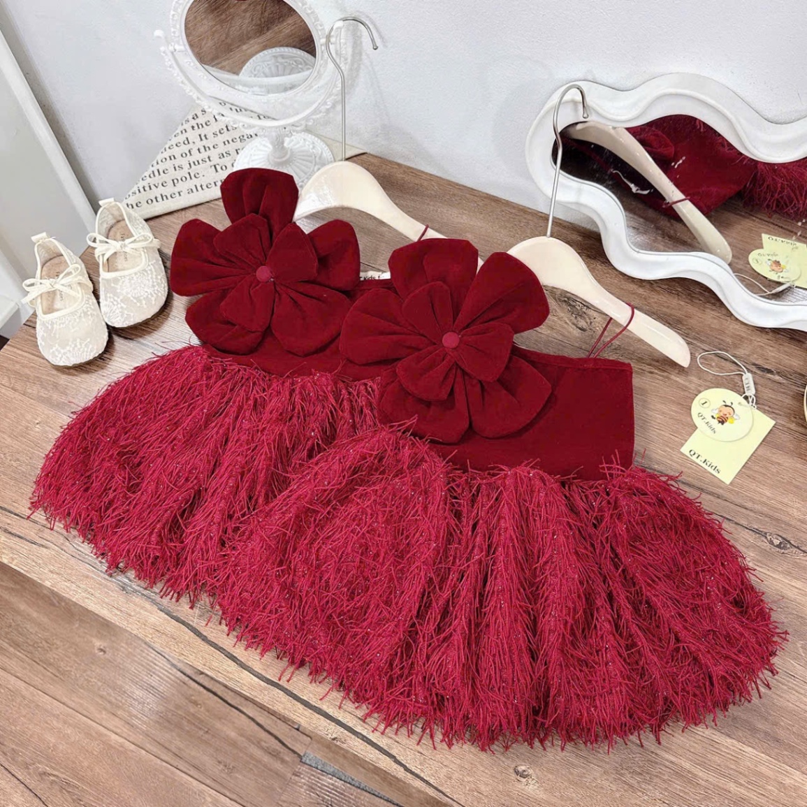 Sét váy nhung đỏ hoa to phối thân lông bé gái