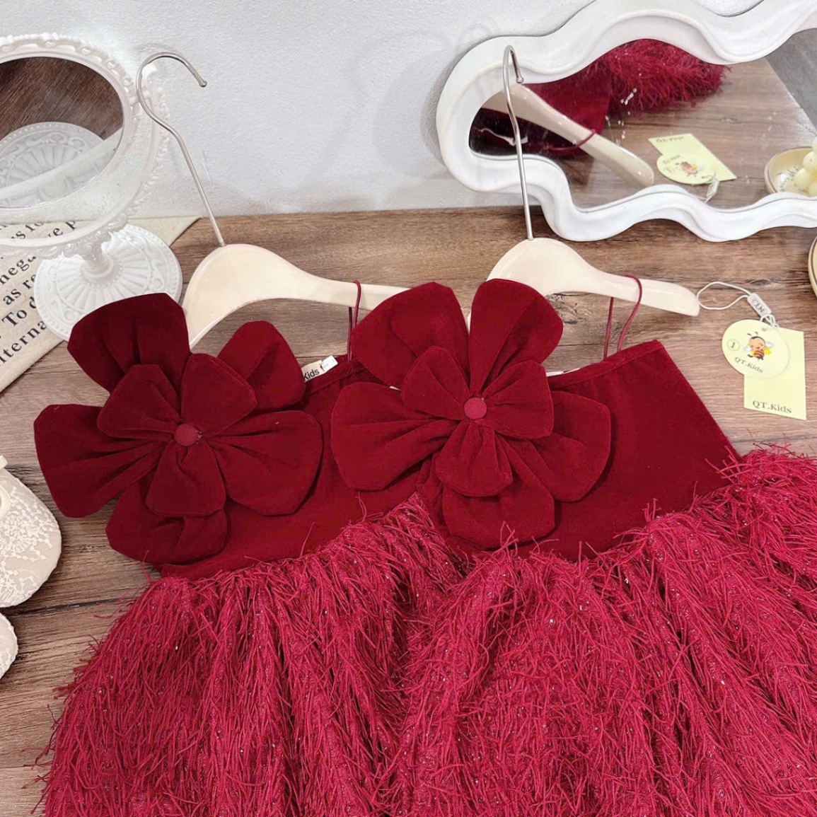 Sét váy nhung đỏ hoa to phối thân lông bé gái