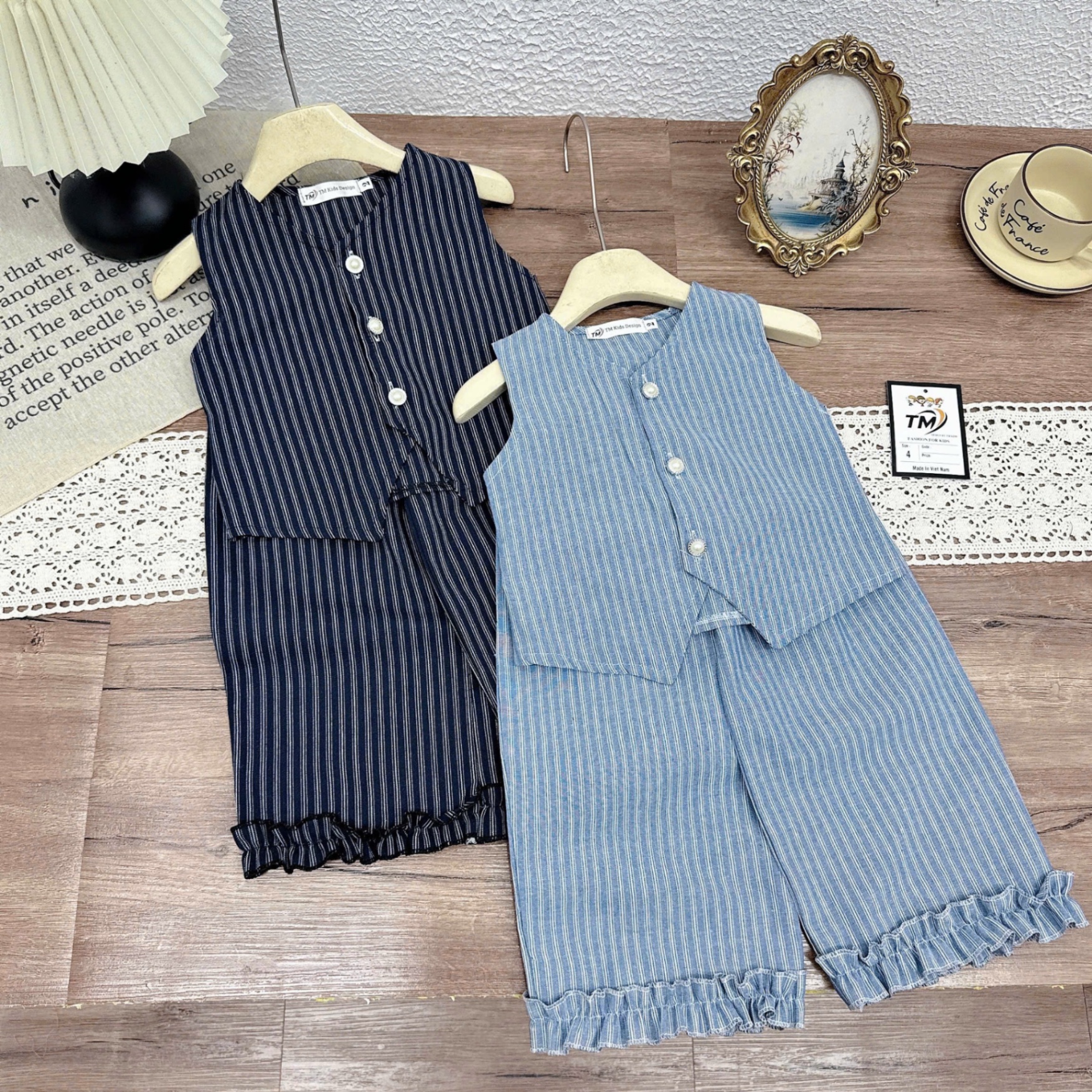 Sét bộ áo gile quần xuông kẻ bé gái