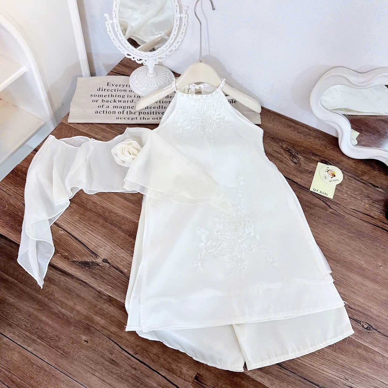 áo dài cổ yếm khăn voan choàng bé gái