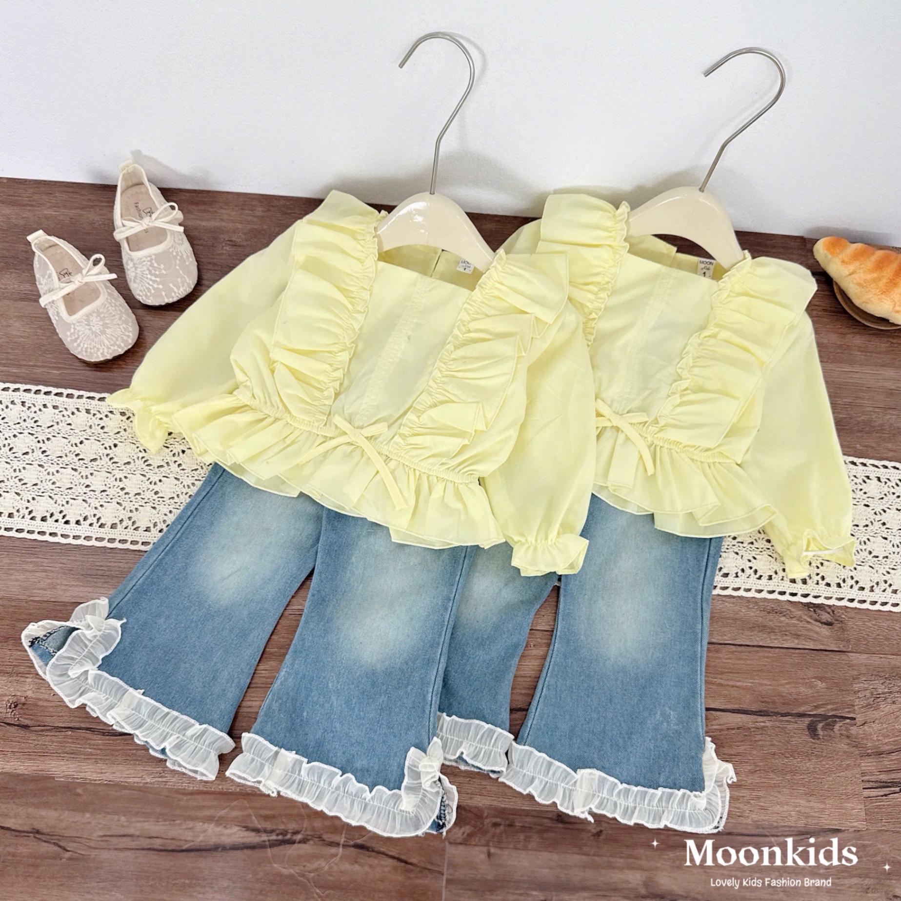 Sét áo bèo vàng quàn bò gấu ren bé gái