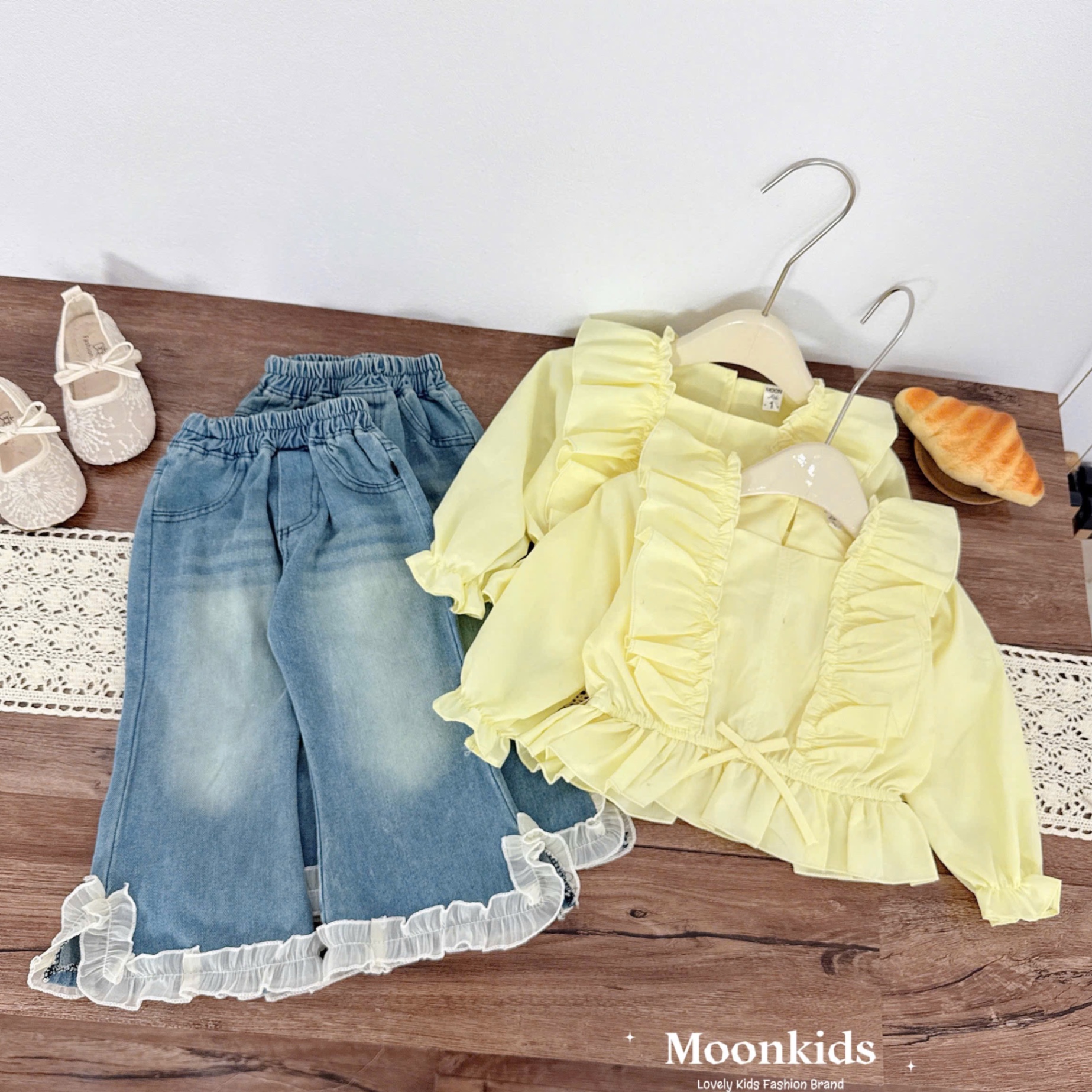 Sét áo bèo vàng quàn bò gấu ren bé gái