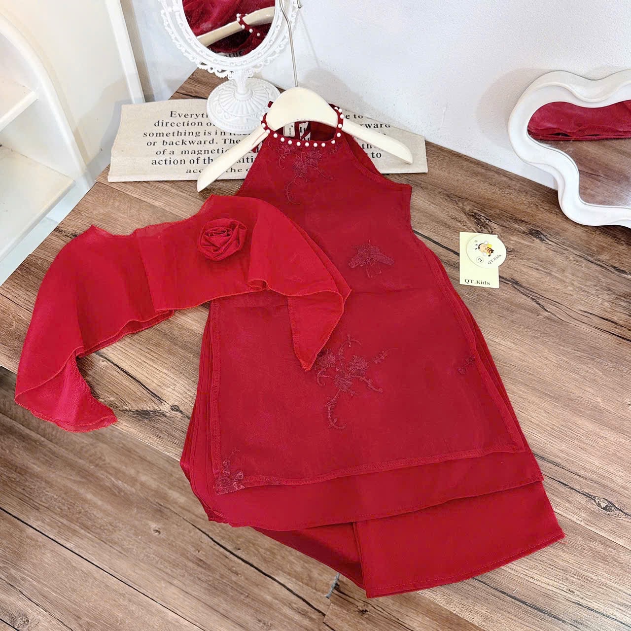 áo dài cổ yếm khăn voan choàng bé gái