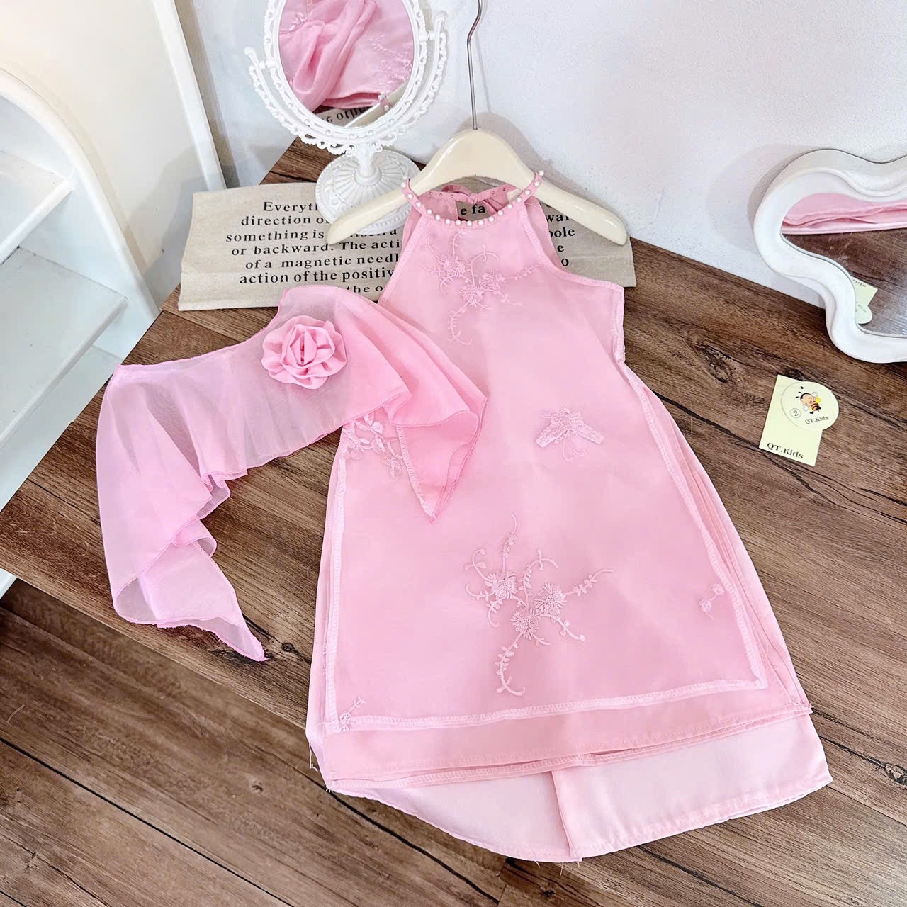 áo dài cổ yếm khăn voan choàng bé gái