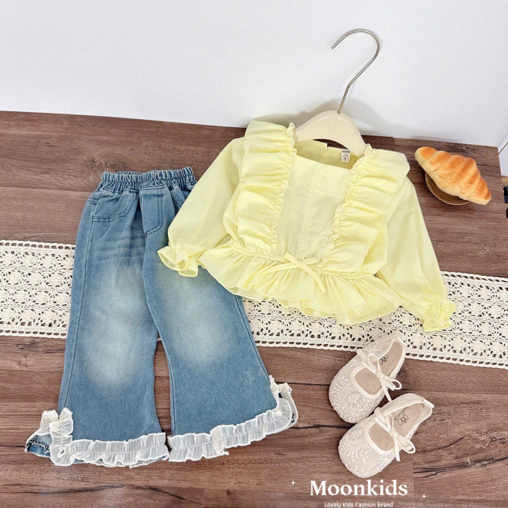 Sét áo bèo vàng quàn bò gấu ren bé gái