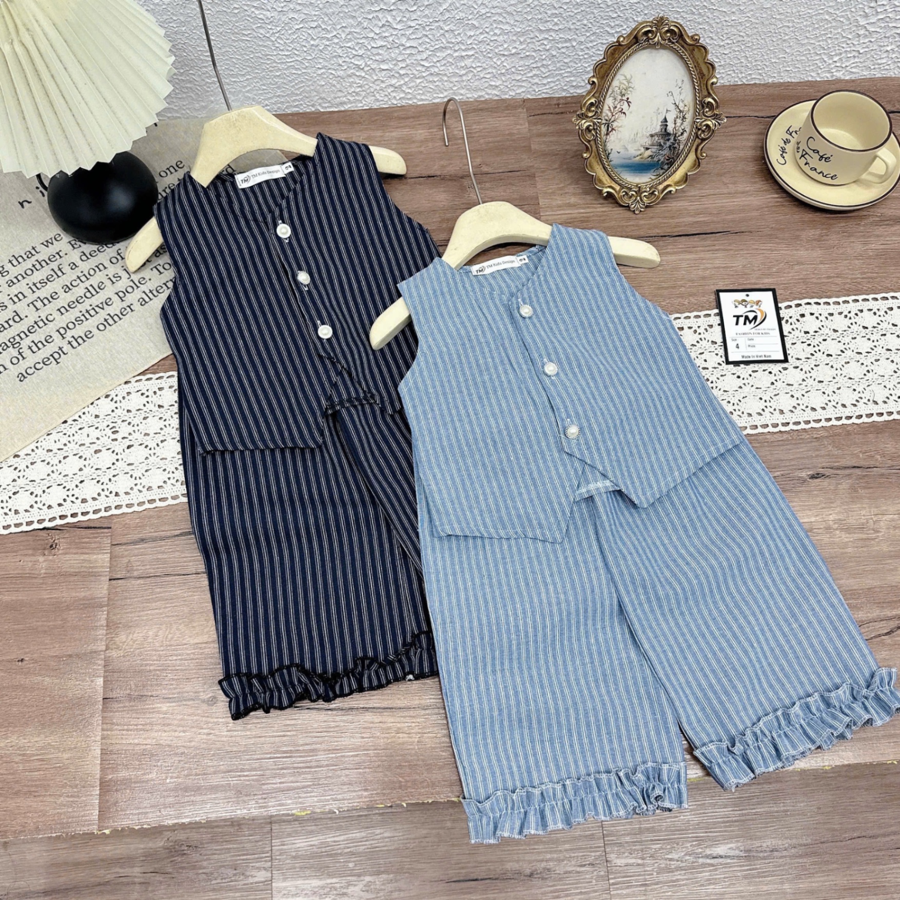 Sét bộ áo gile quần xuông kẻ bé gái