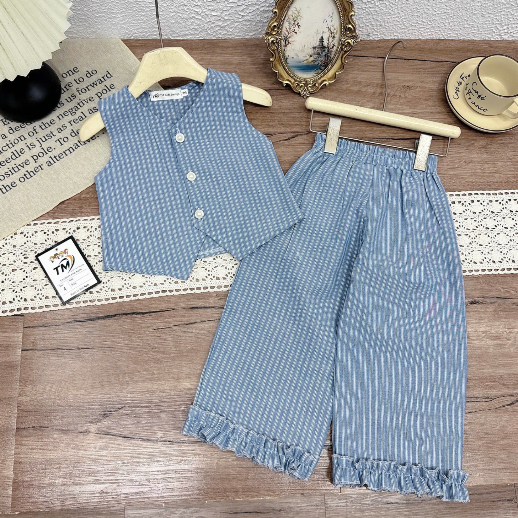 Sét bộ áo gile quần xuông kẻ bé gái