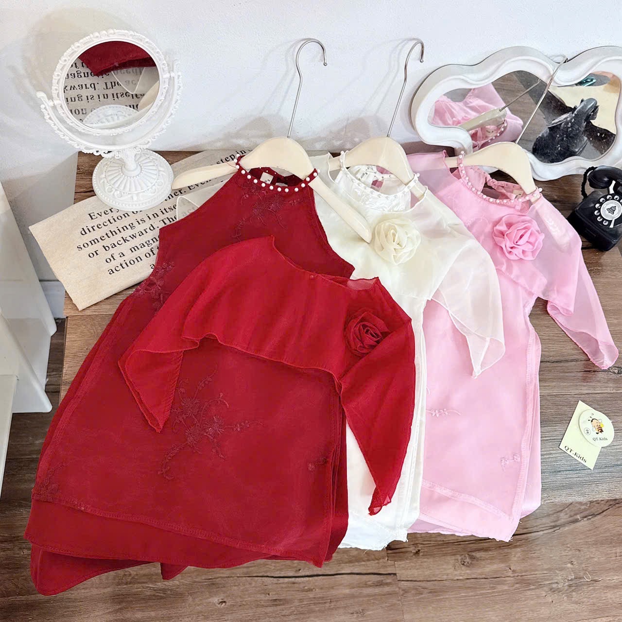 áo dài cổ yếm khăn voan choàng bé gái