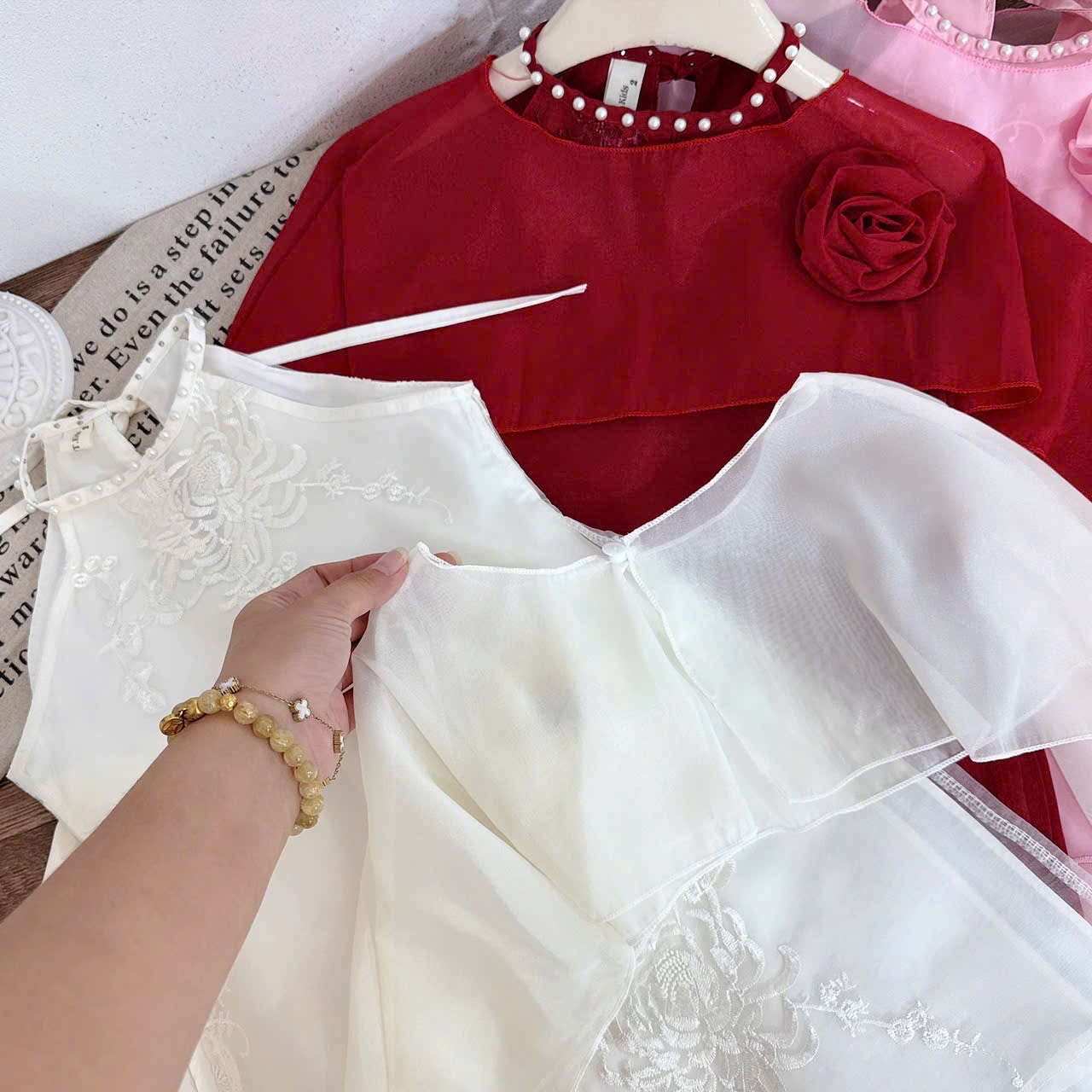 áo dài cổ yếm khăn voan choàng bé gái