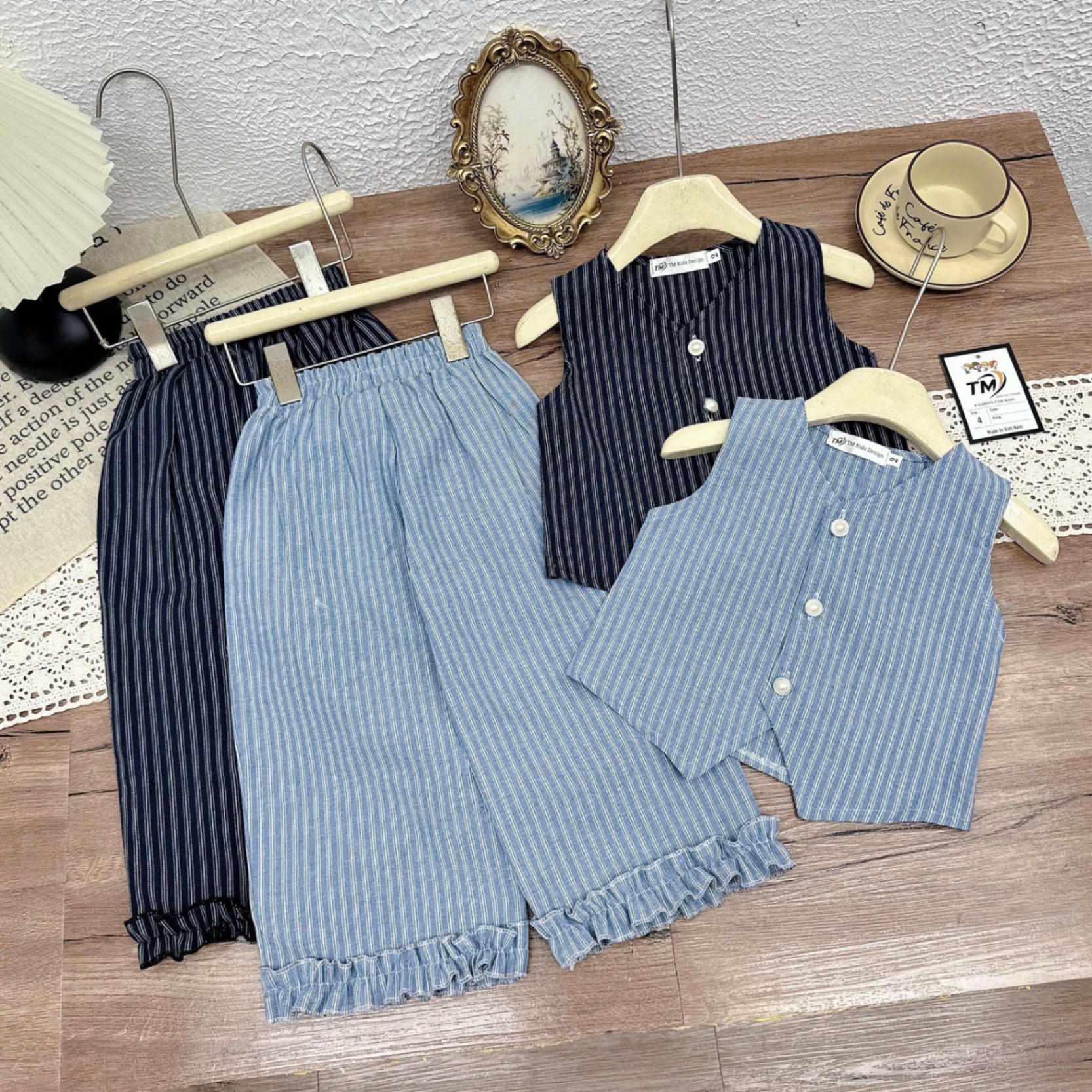 Sét bộ áo gile quần xuông kẻ bé gái